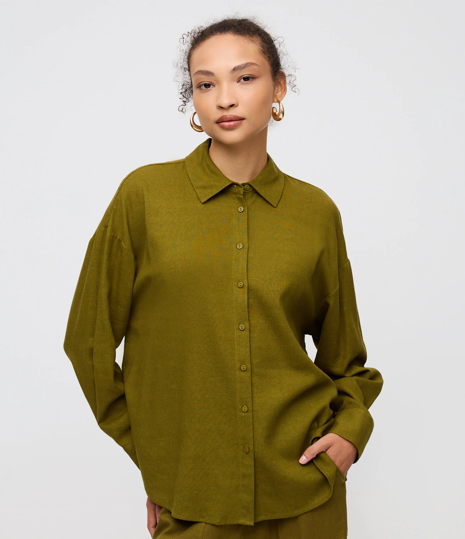 Camisa em Viscolinho com Manga Longa e Abotoamento Verde Escuro 1