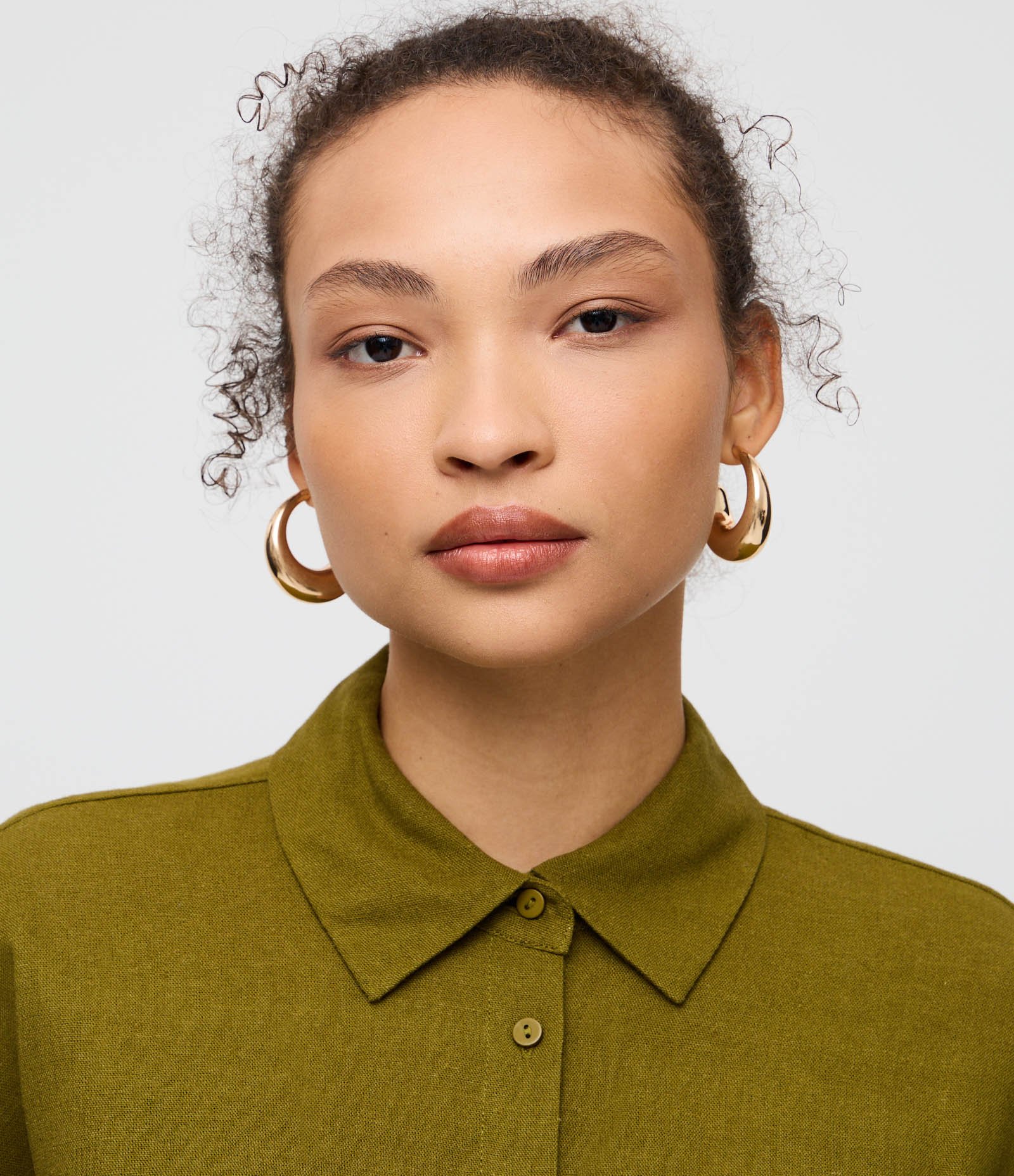 Camisa em Viscolinho com Manga Longa e Abotoamento Verde Escuro 3