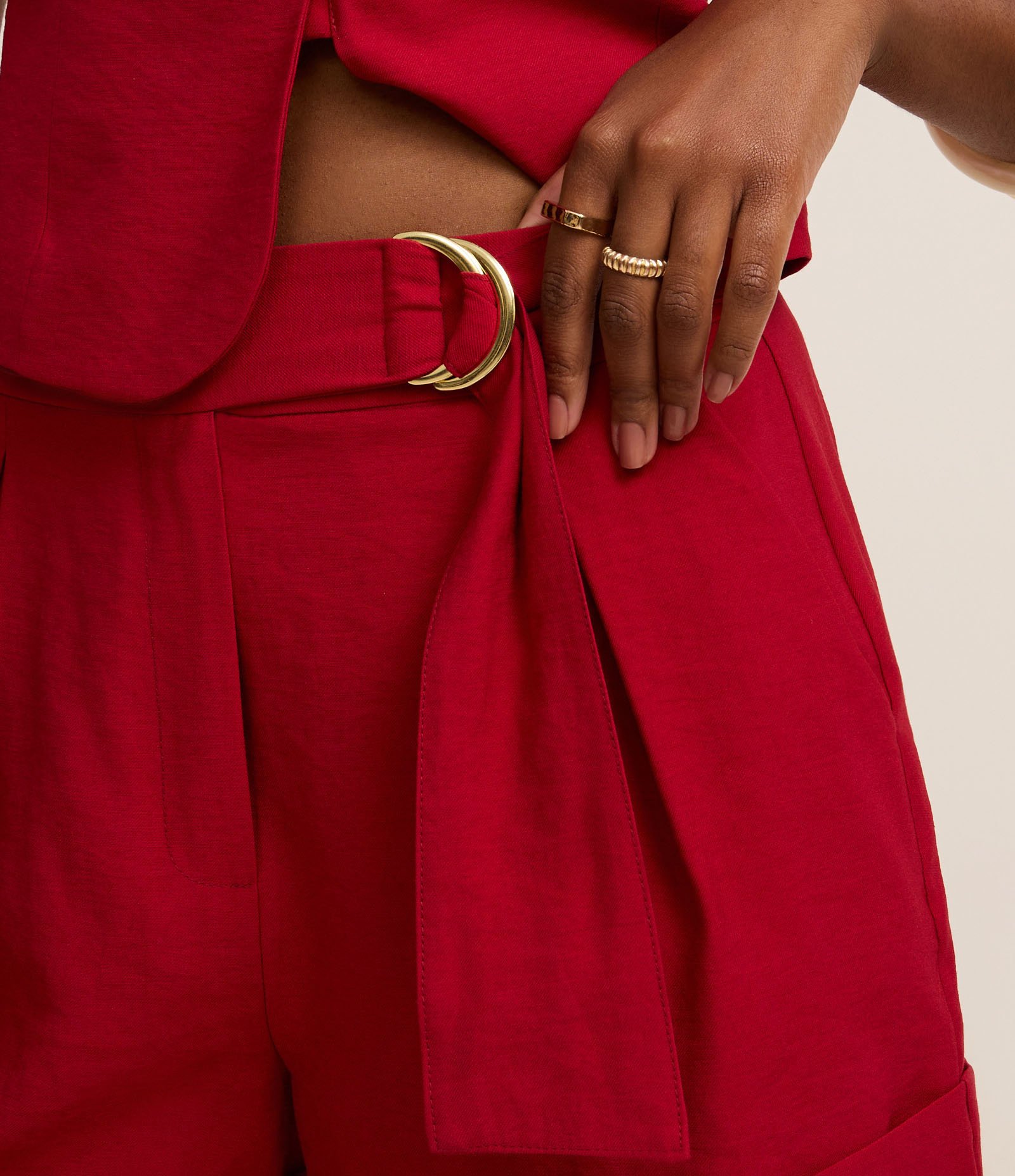 Short Alfaiatada Cintura Alta em Viscose com Faixa e Fivelas Vermelho 4