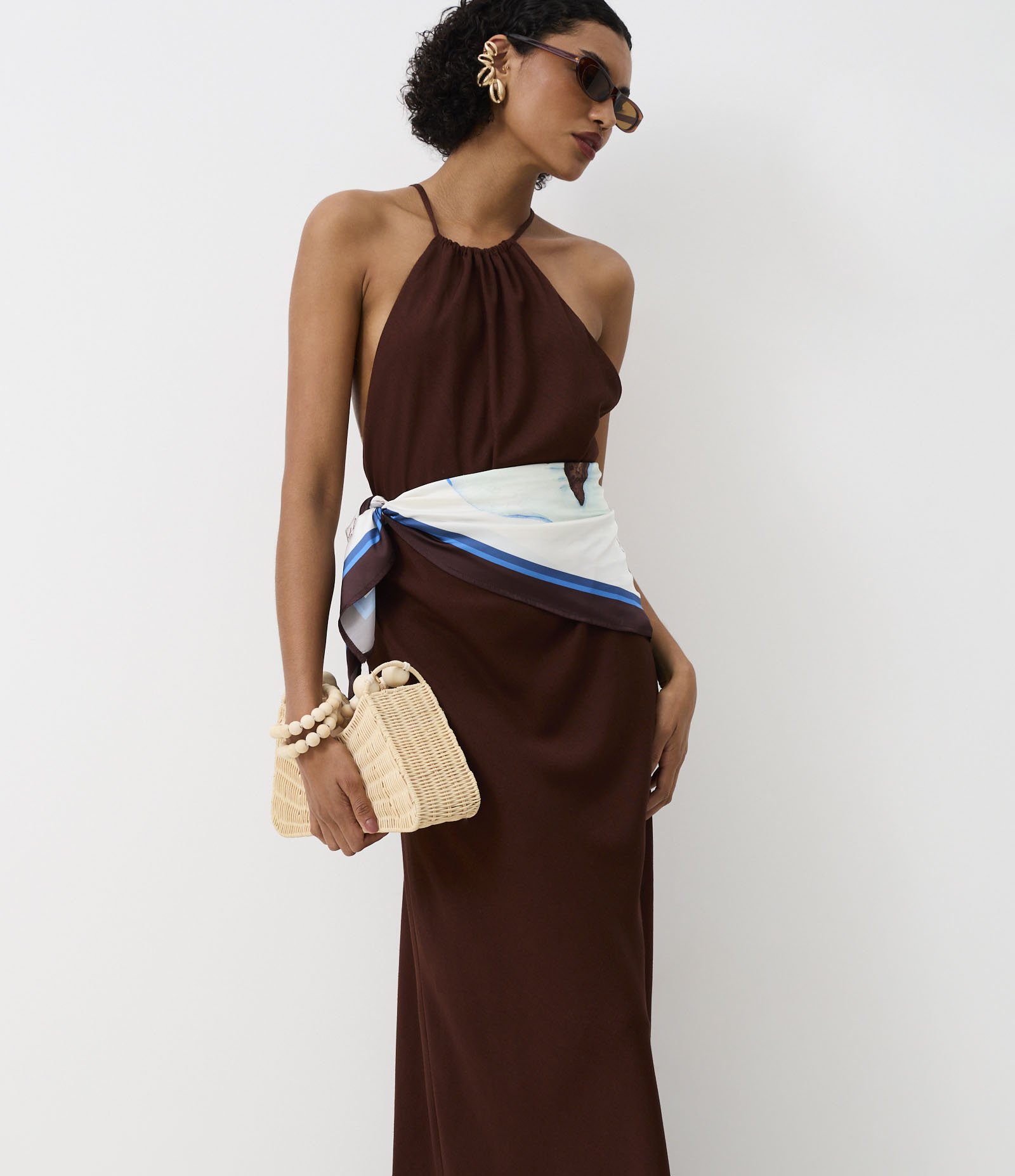 Vestido Longo em Viscolinho com Aviamento nas Costas Marrom 2