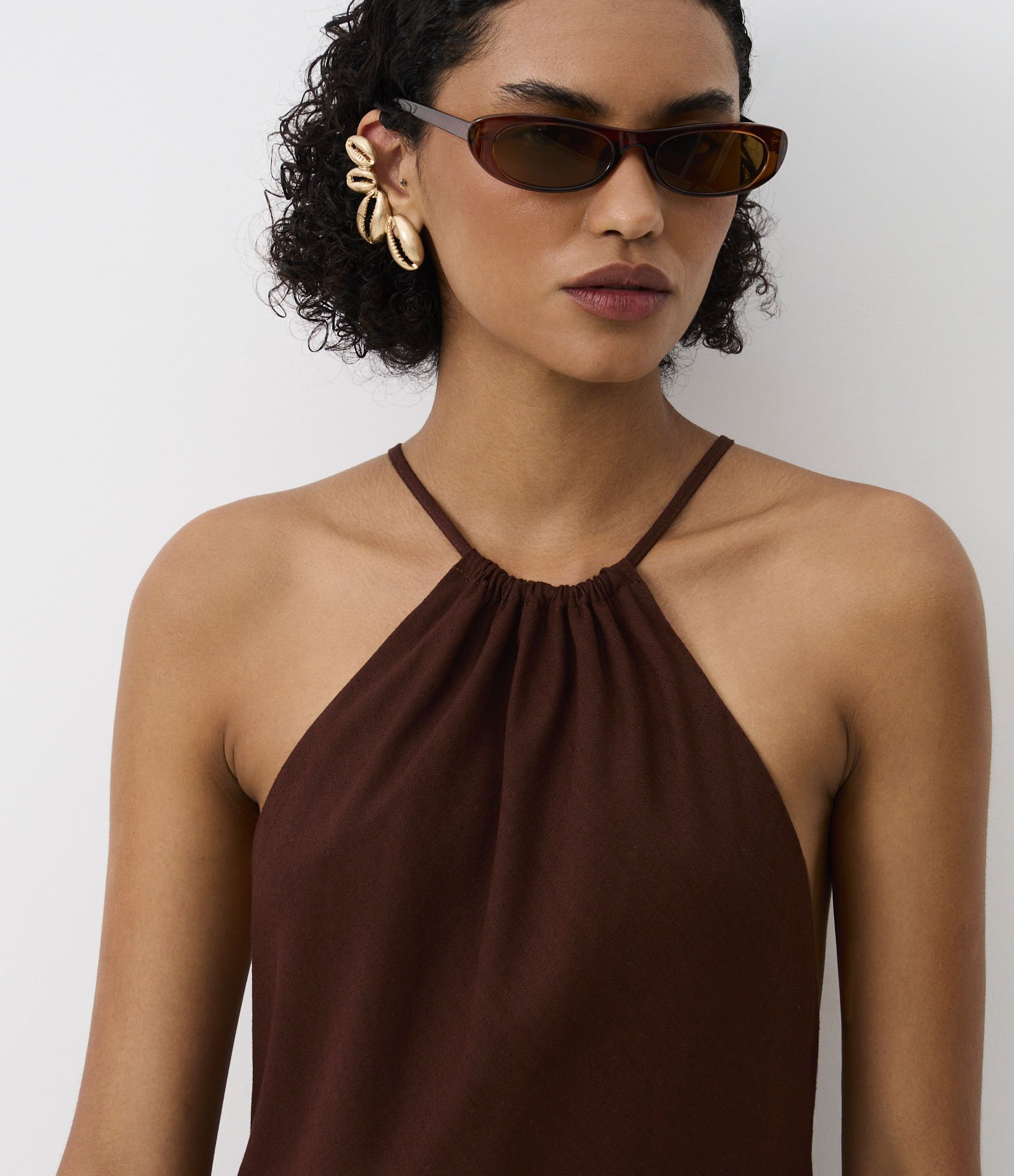 Vestido Longo em Viscolinho com Aviamento nas Costas Marrom 3