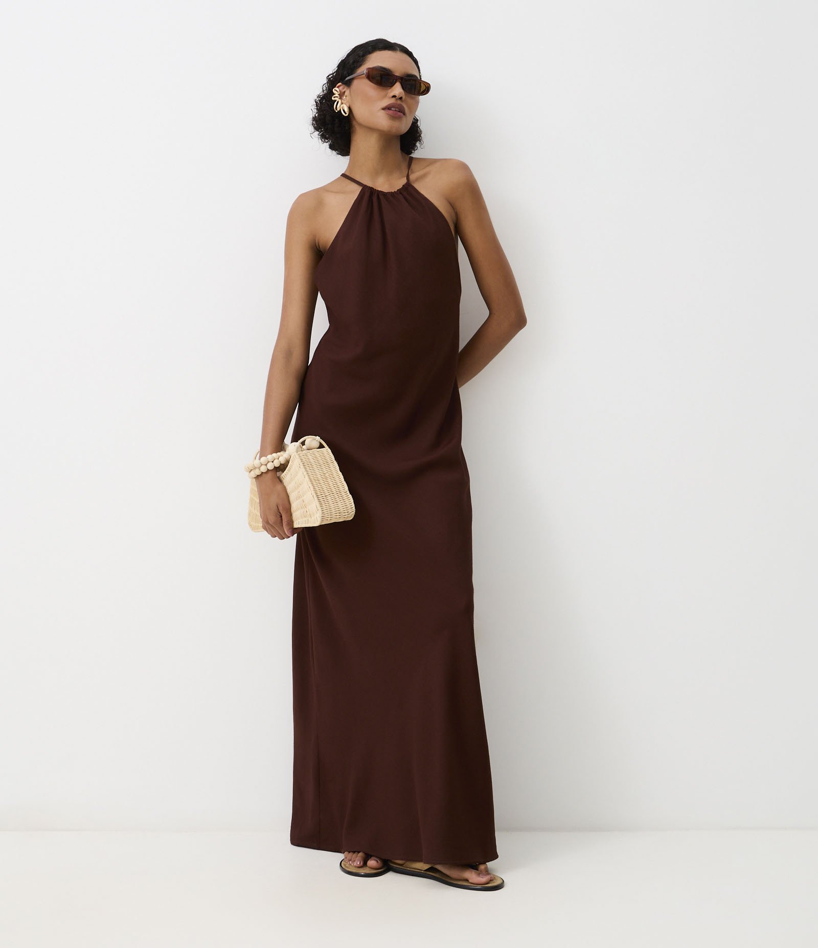 Vestido Longo em Viscolinho com Aviamento nas Costas Marrom 4