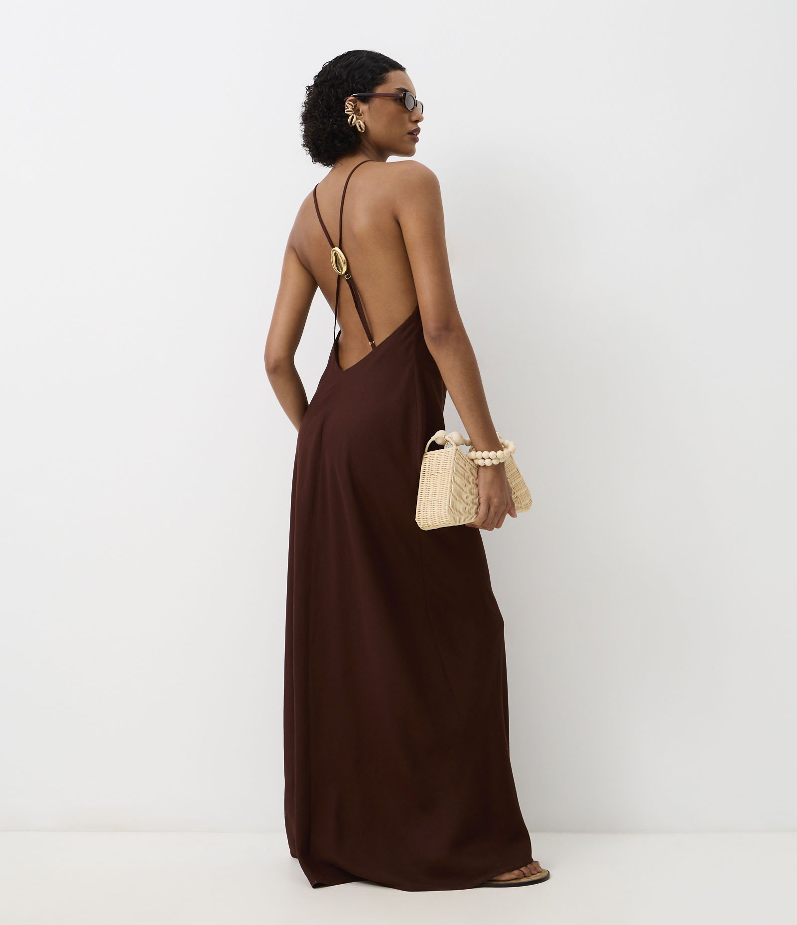 Vestido Longo em Viscolinho com Aviamento nas Costas Marrom 5