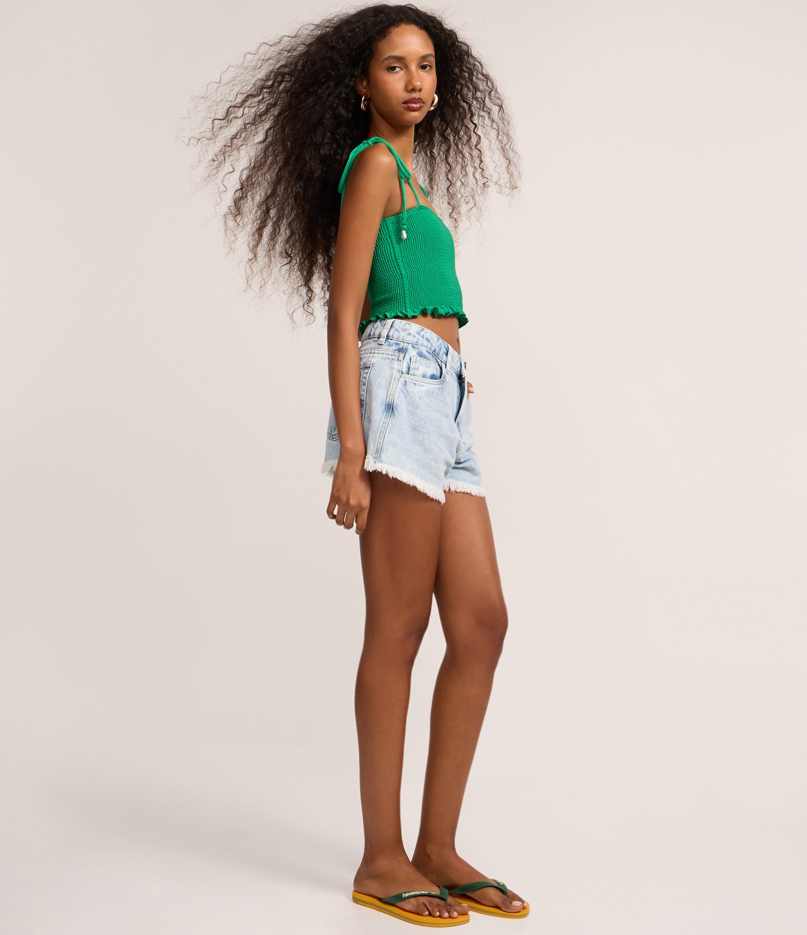 Short Slim em Jeans com Franja na Barra e Tucano Bordado Claro 2