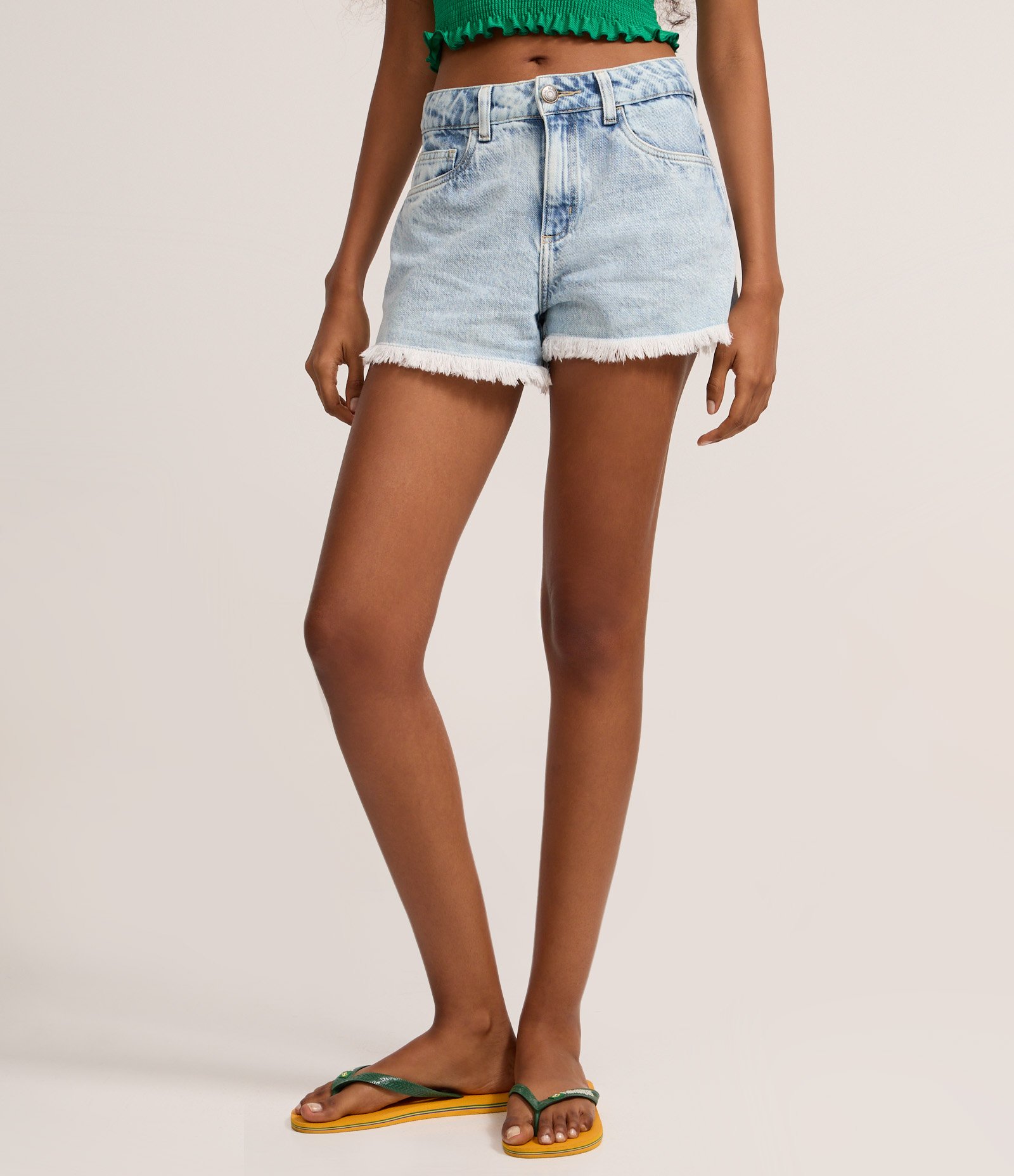 Short Slim em Jeans com Franja na Barra e Tucano Bordado Claro 3