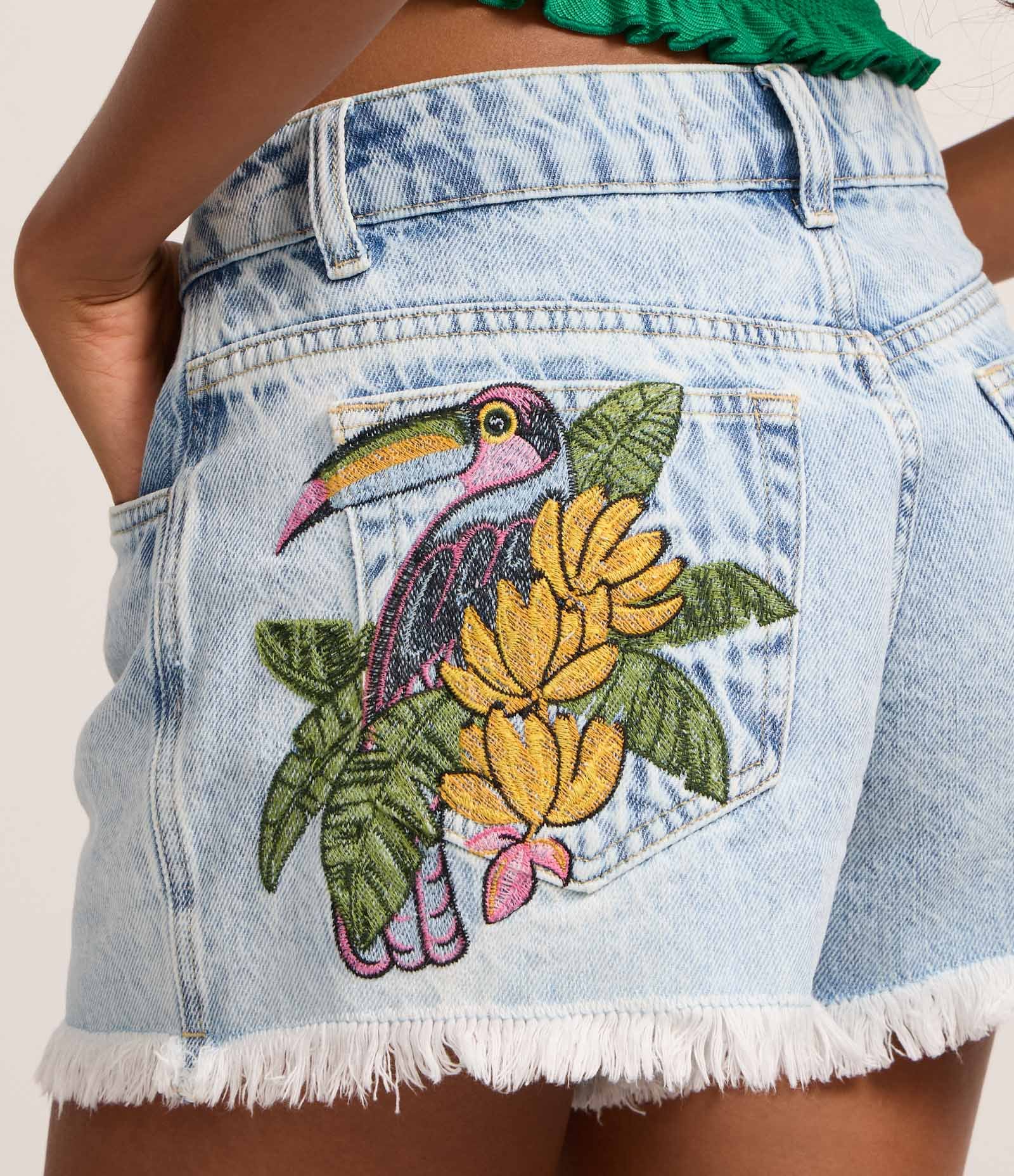 Short Slim em Jeans com Franja na Barra e Tucano Bordado Claro 4