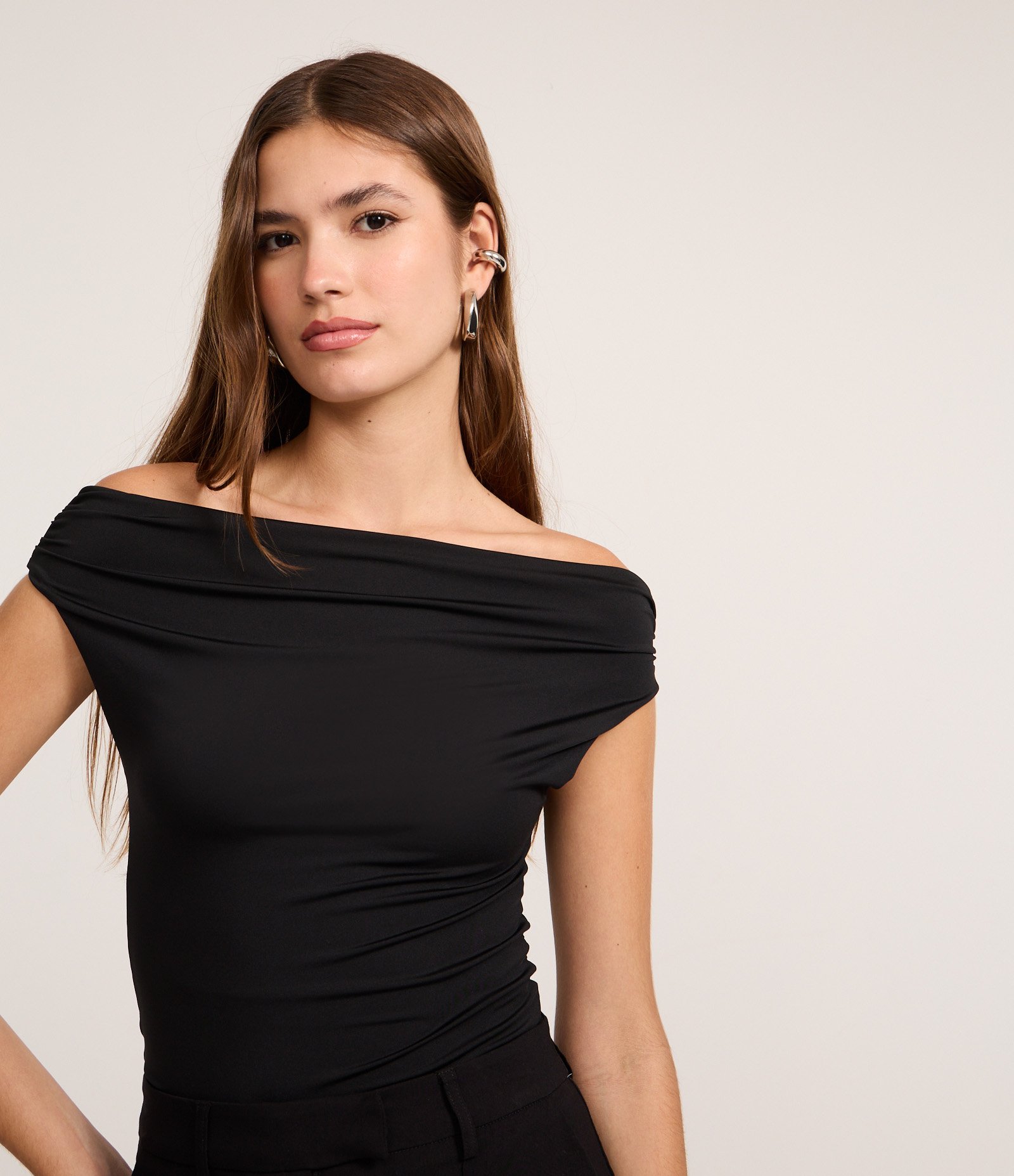 Blusa em Microfibra Ombro a Ombro com Decote Degagê Preto 1