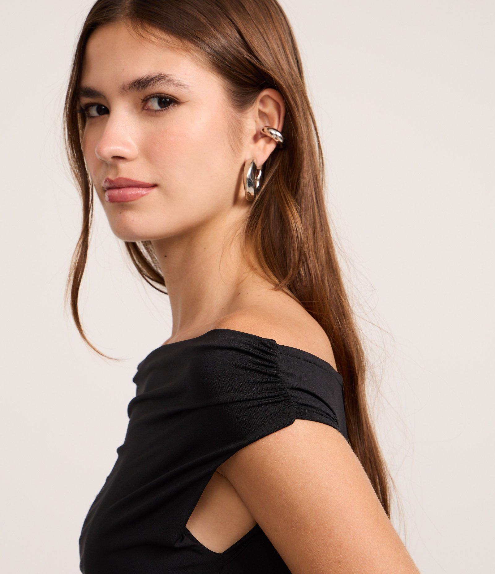 Blusa em Microfibra Ombro a Ombro com Decote Degagê Preto 3