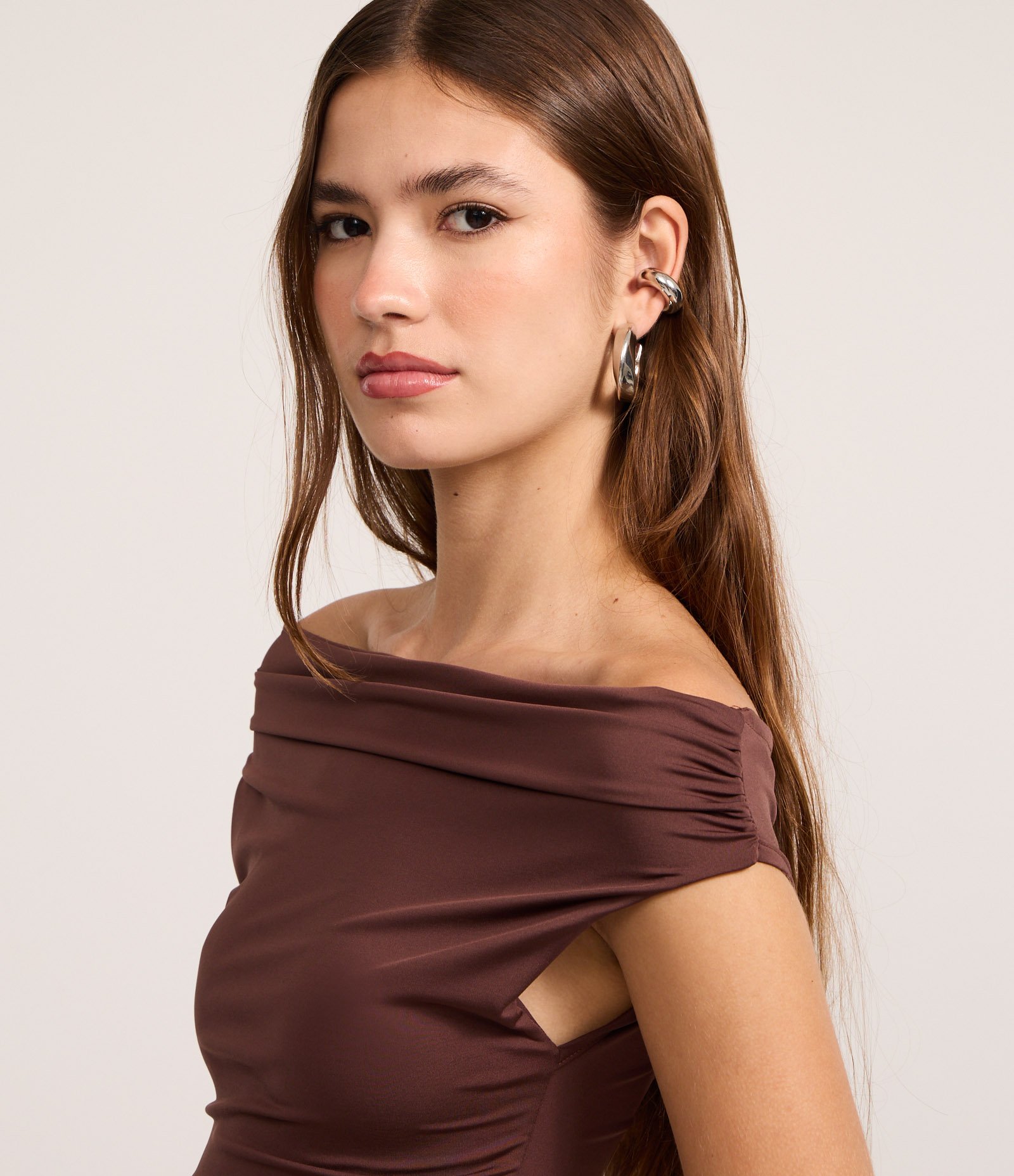 Blusa em Microfibra Ombro a Ombro com Decote Degagê Marrom 4