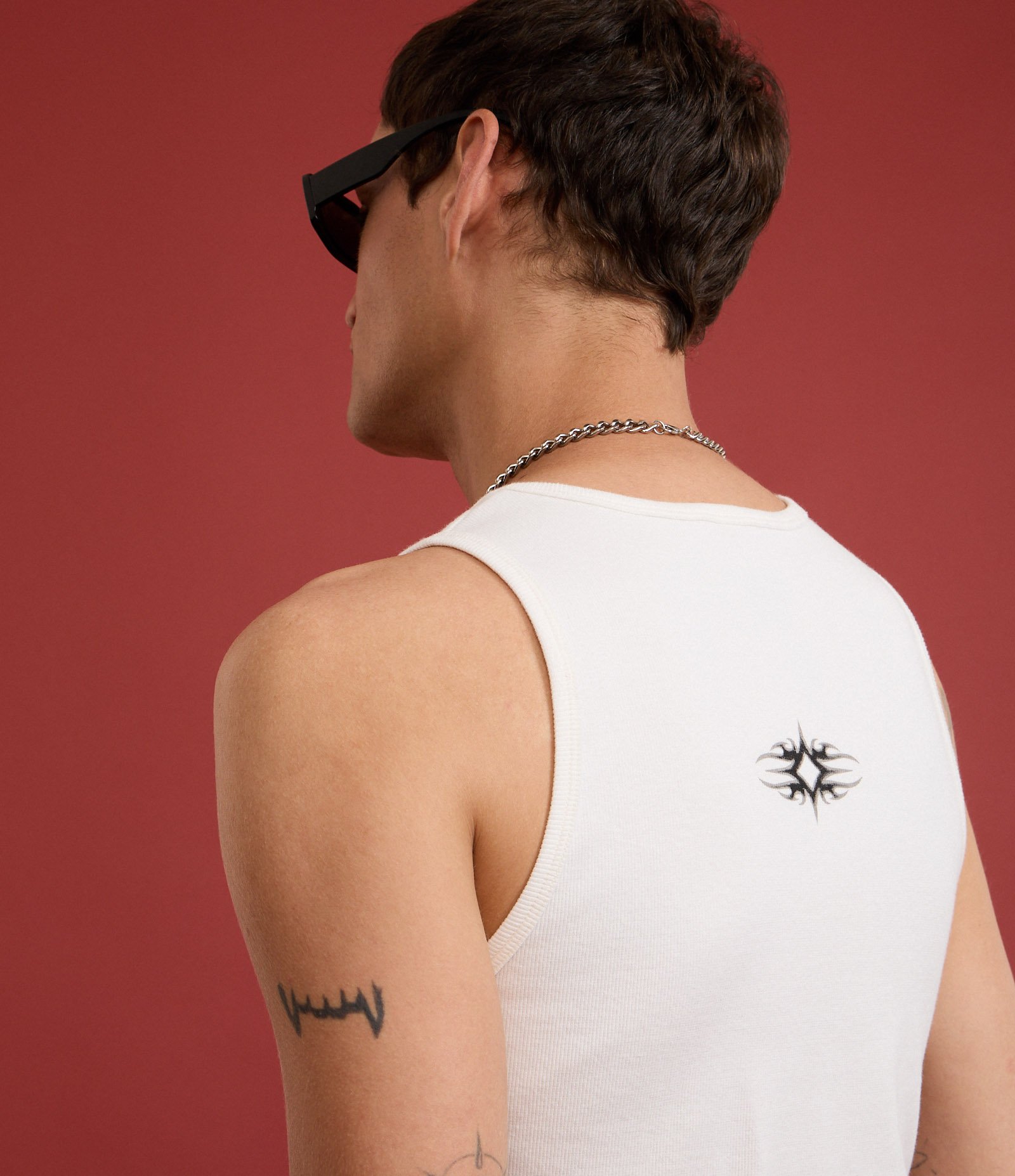 Regata Muscle em Ribana de  Algodão com Estampa Tribal Branco 3