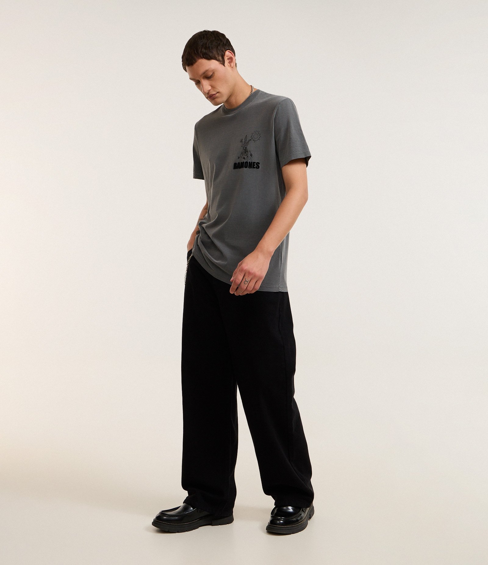 Camiseta Comfort em Algodão com Estampa Ramones Preto 3