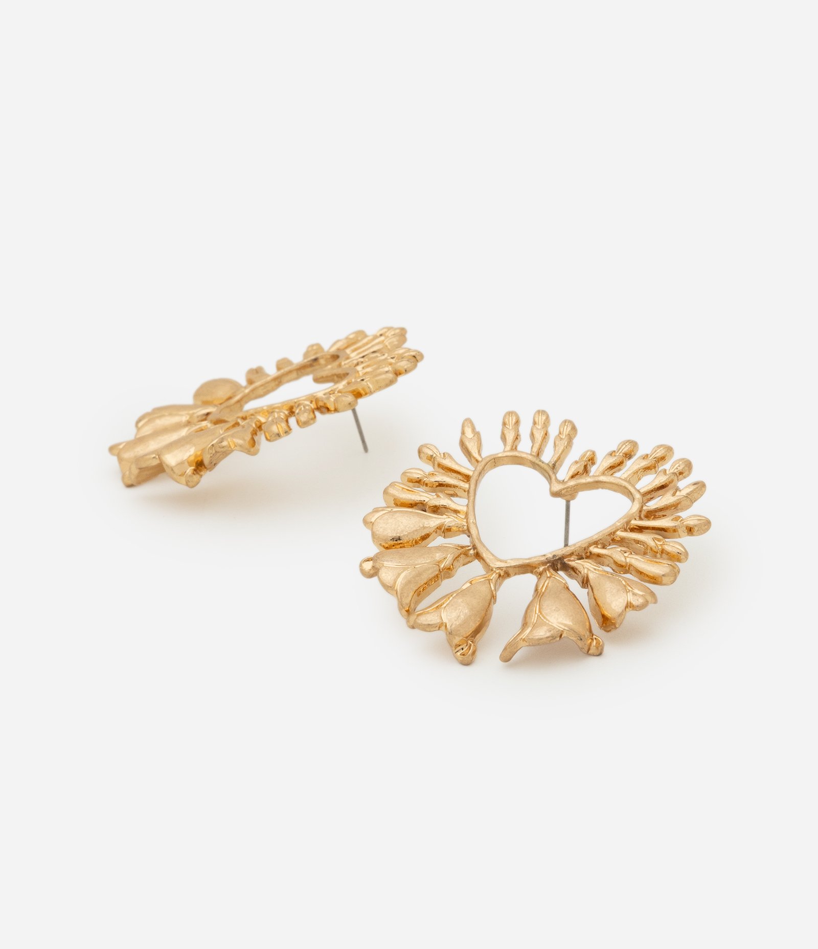 Brinco Botão Vazado em Metal com Formato de Coração Dourado 2