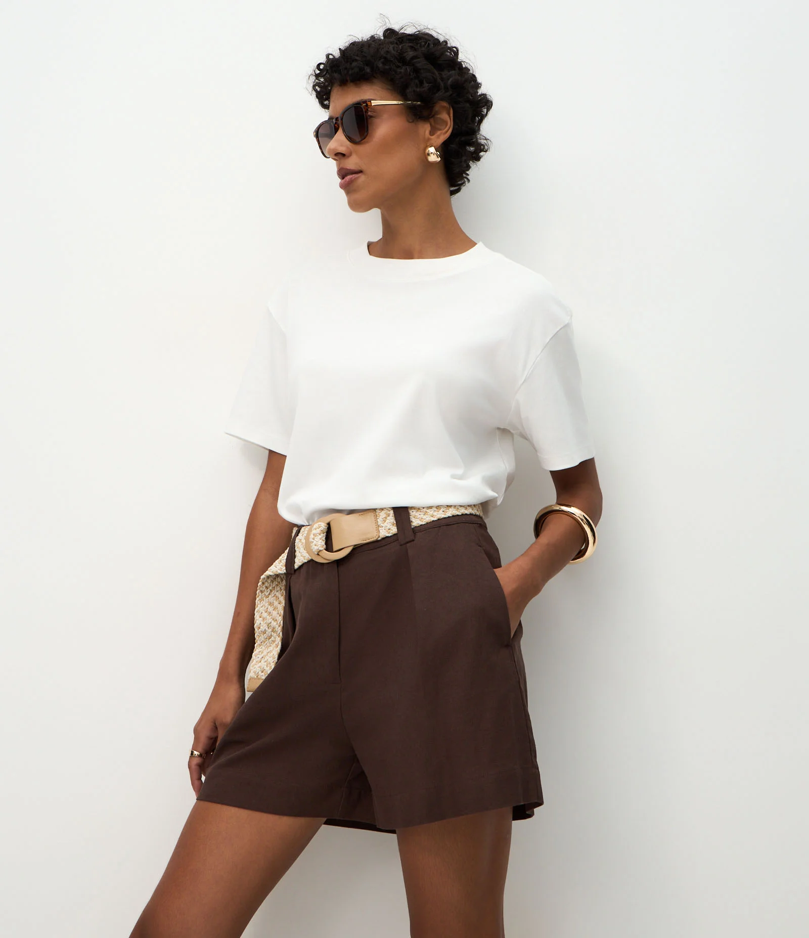 Short Reto Cintura Alta em Viscolinho com Cinto de Ráfia Marrom 2