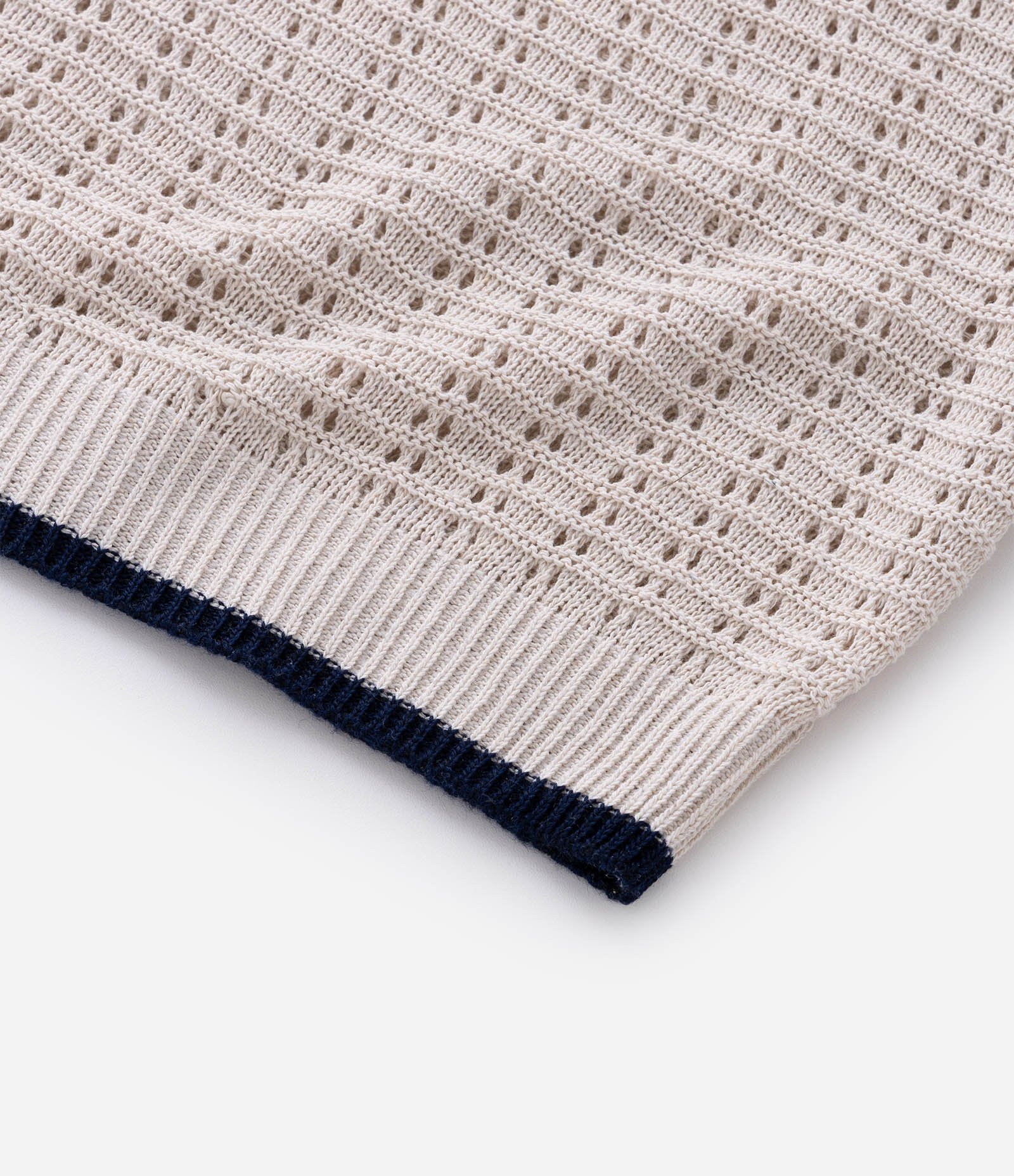 Camisa Polo em Algodão Texturizada com Gola V e Detalhe Contrastante Branco 4