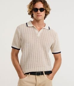 Camisa Polo em Algodão Texturizada com Gola V e Detalhe Contrastante
