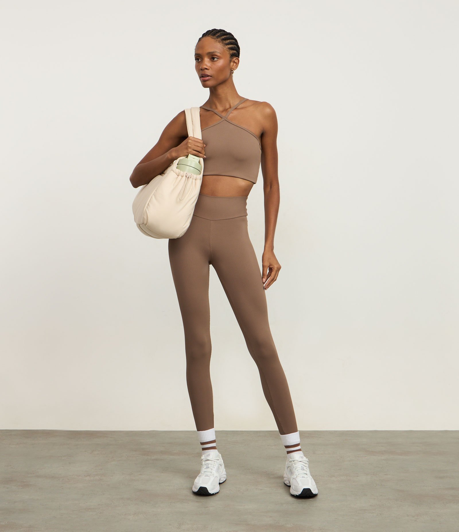 Top Esportivo Com Bojo Textura Canelada E Decote Halter Marrom 2