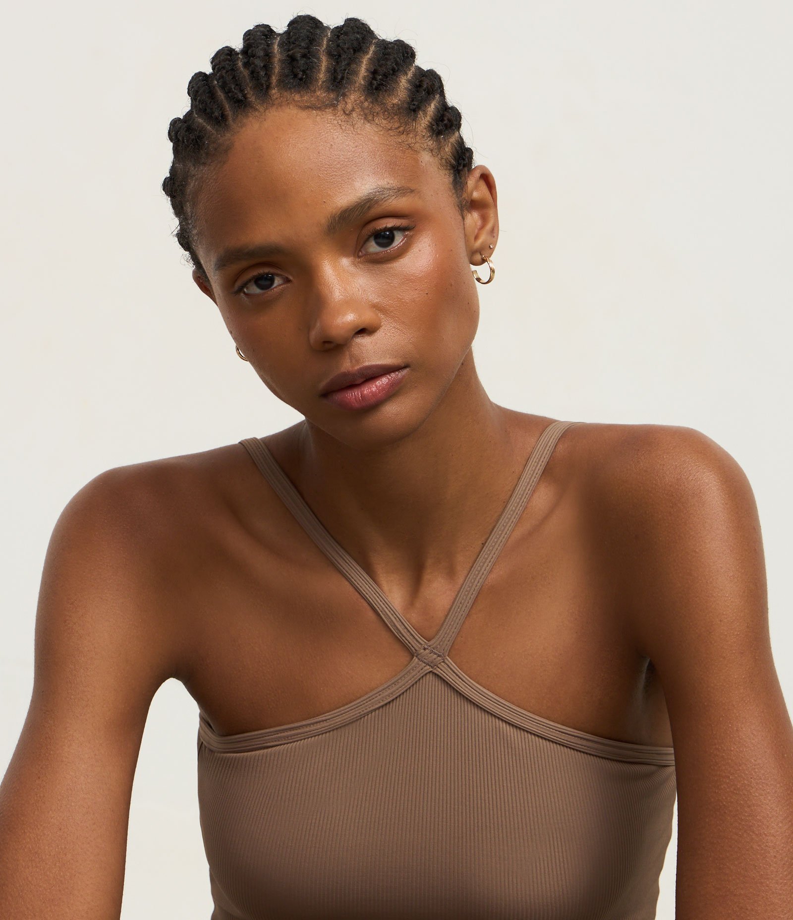 Top Esportivo Com Bojo Textura Canelada E Decote Halter Marrom 3