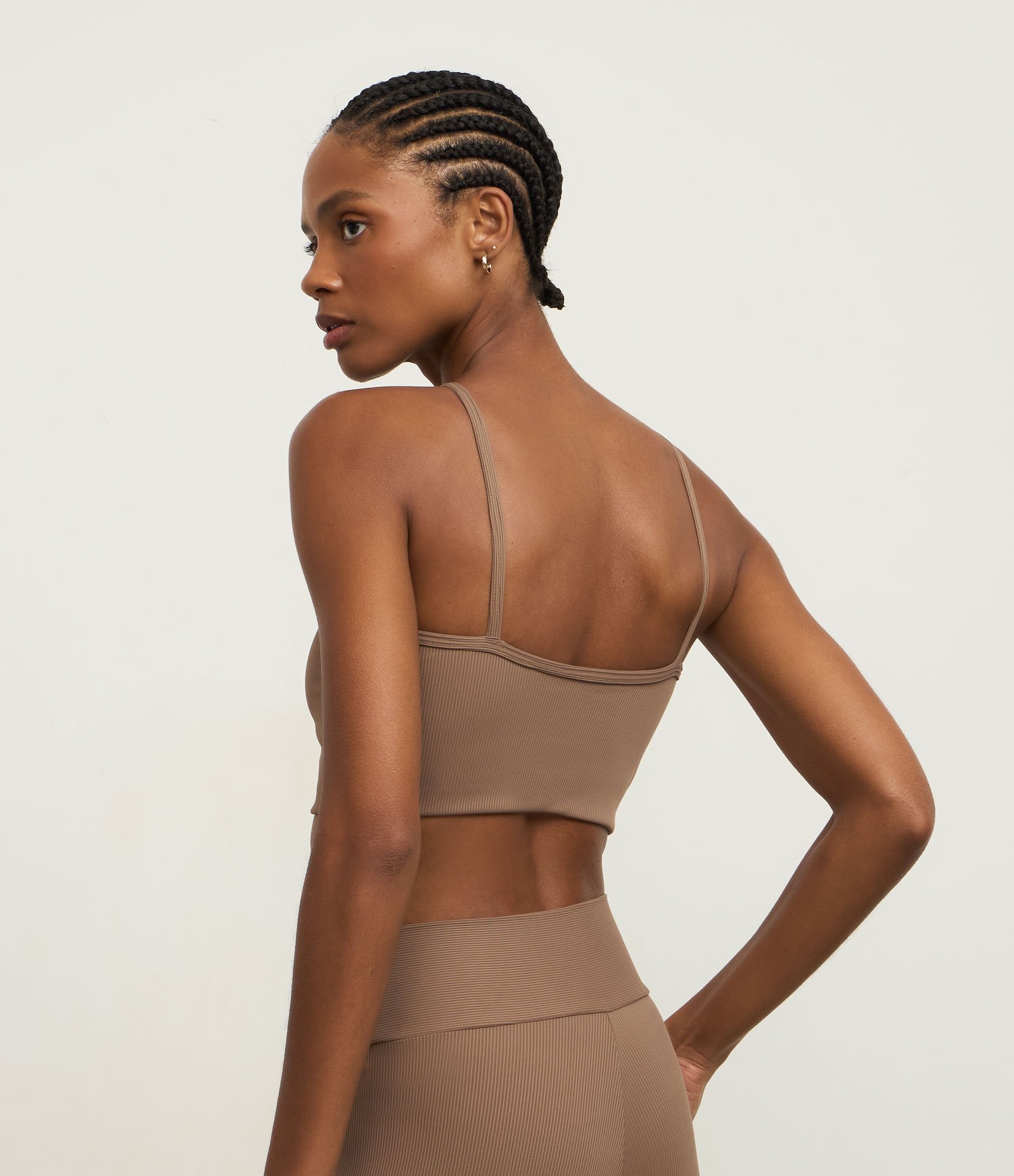 Top Esportivo Com Bojo Textura Canelada E Decote Halter Marrom 4