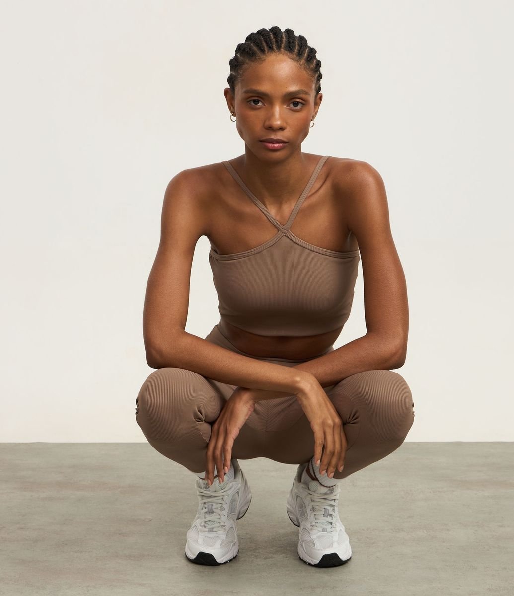 Top Esportivo Com Bojo Textura Canelada E Decote Halter Marrom