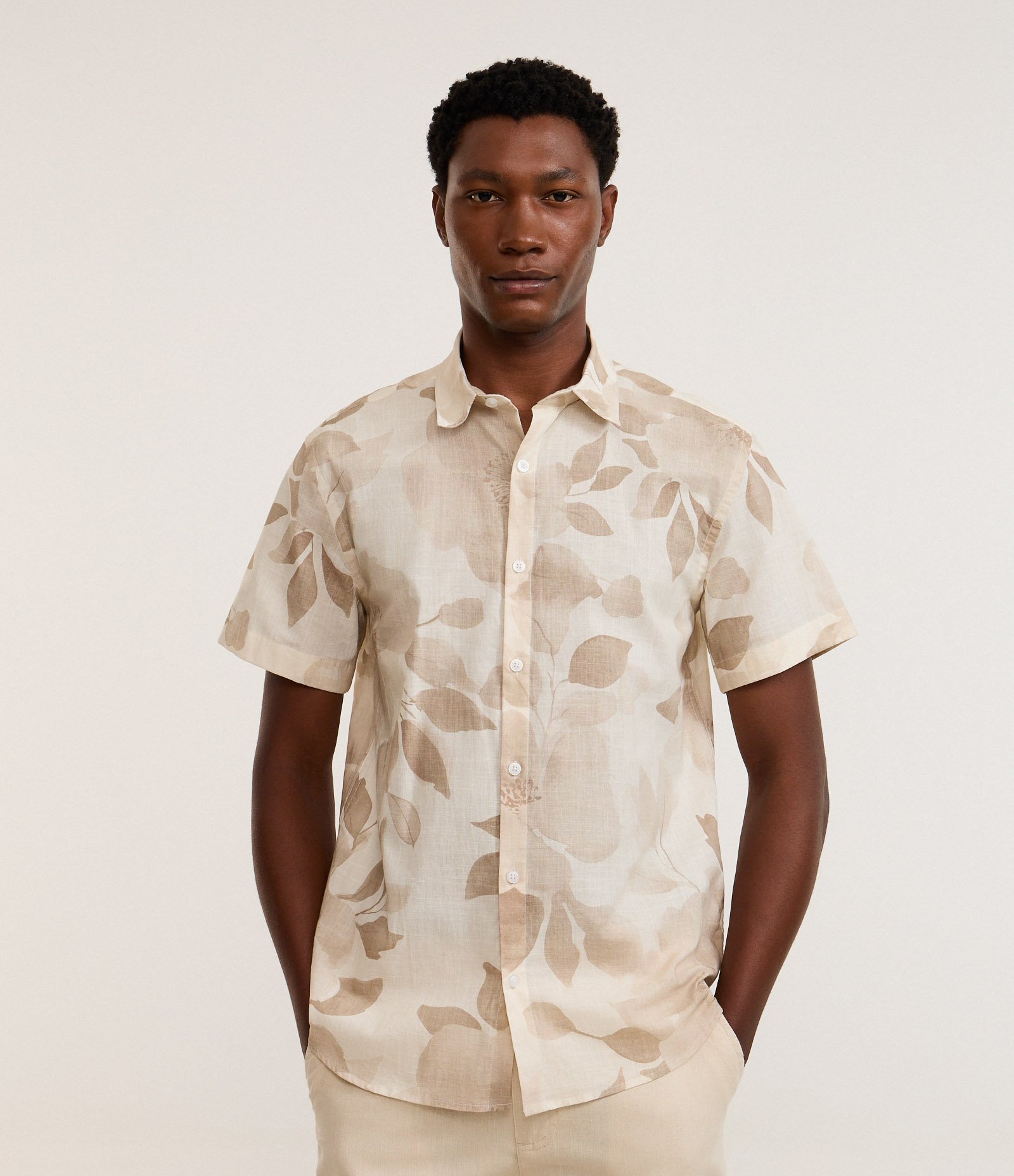Camisa Comfort em Algodão com Estampa Floral Folhagem Branco 1