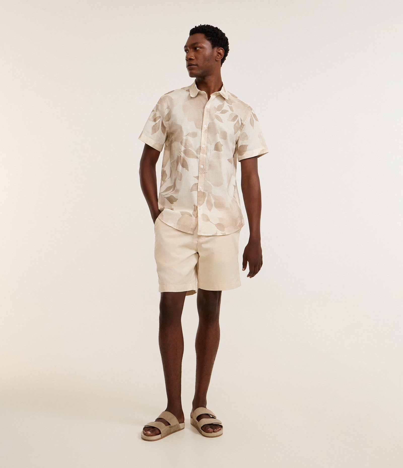 Camisa Comfort em Algodão com Estampa Floral Folhagem Branco 2