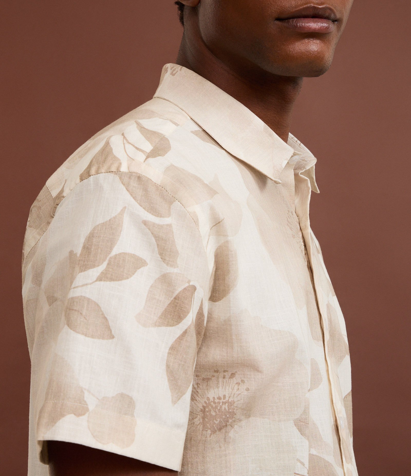 Camisa Comfort em Algodão com Estampa Floral Folhagem Branco 3