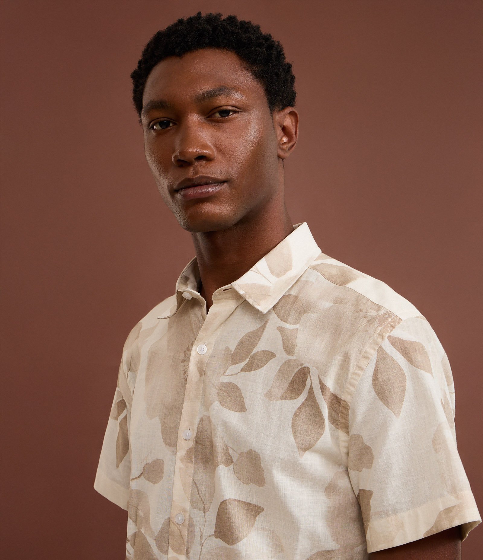 Camisa Comfort em Algodão com Estampa Floral Folhagem Branco 4