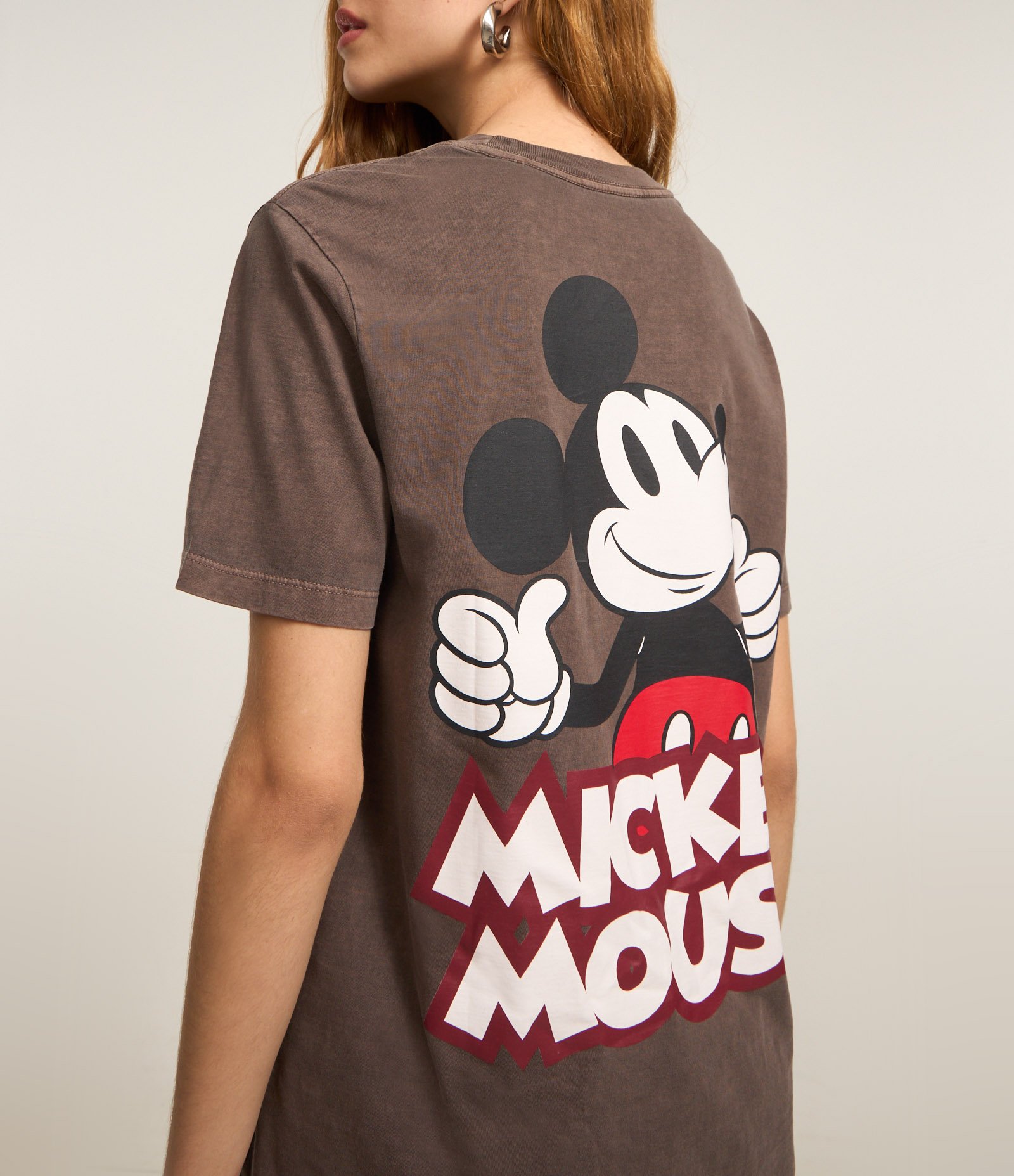 Camiseta em Algodão Estonado com Estampa Frente e Costas Mickey Marrom 1
