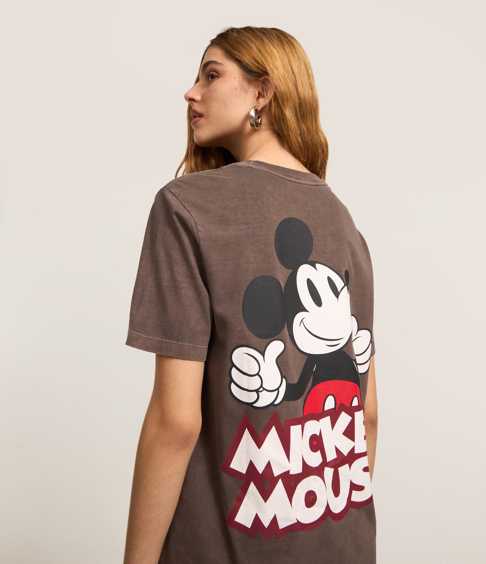 Camiseta em Algodão Estonado com Estampa Frente e Costas Mickey Marrom 2