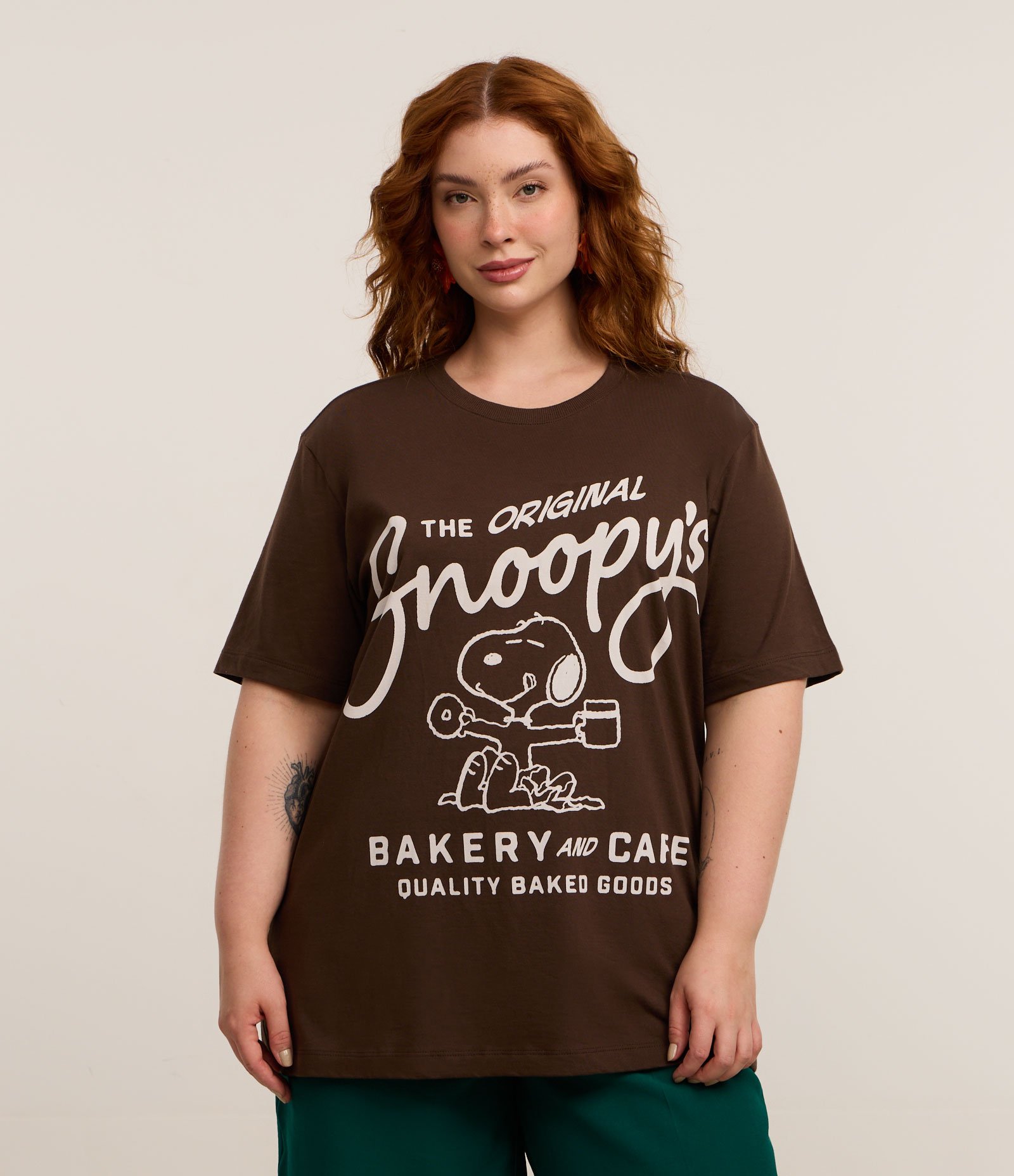 Camiseta Alongada em Algodão com Estampa Snoopy Curve & Plus Size Marrom 1