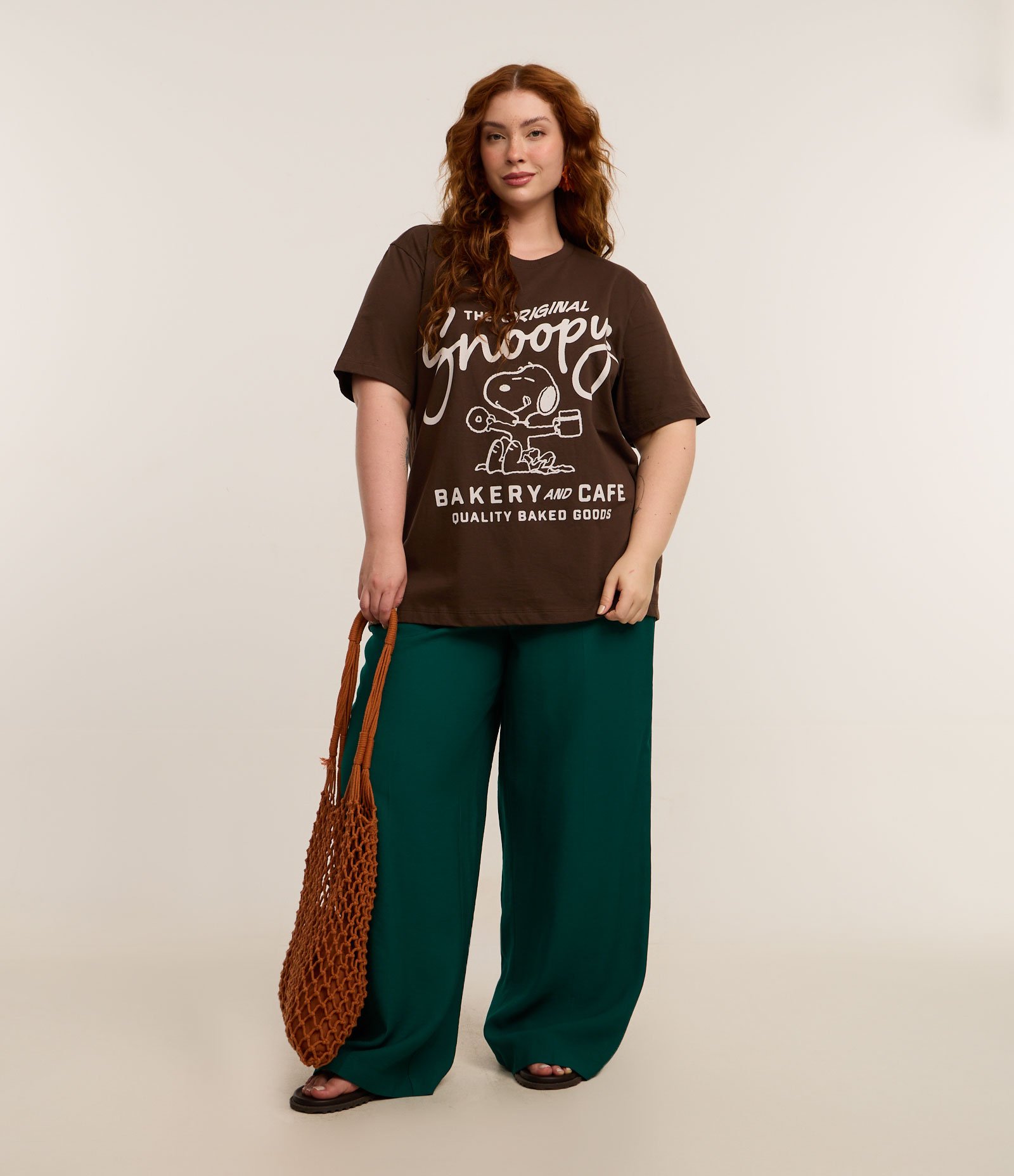 Camiseta Alongada em Algodão com Estampa Snoopy Curve & Plus Size Marrom 2