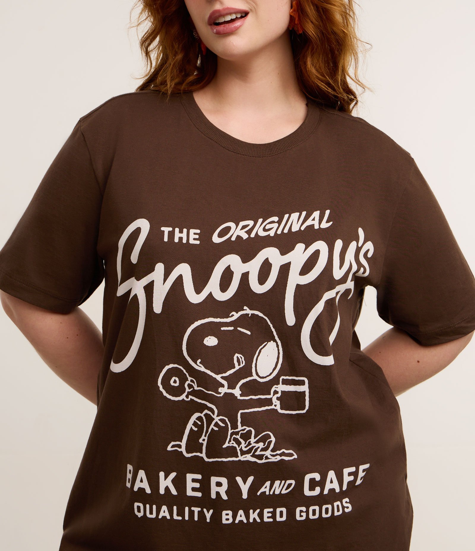 Camiseta Alongada em Algodão com Estampa Snoopy Curve & Plus Size Marrom 3
