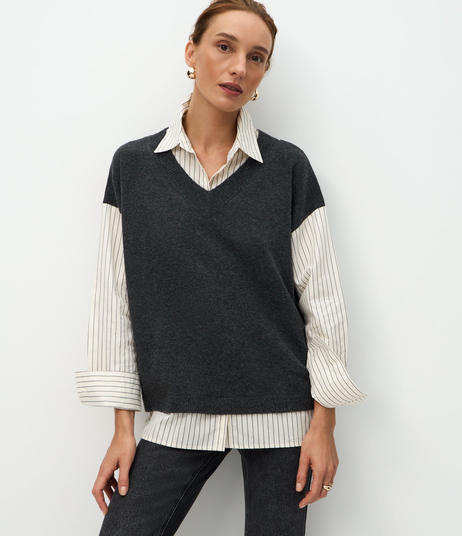 Camisa Alongada com Colete em Tricô Sobreposto Cinza/Off White 1