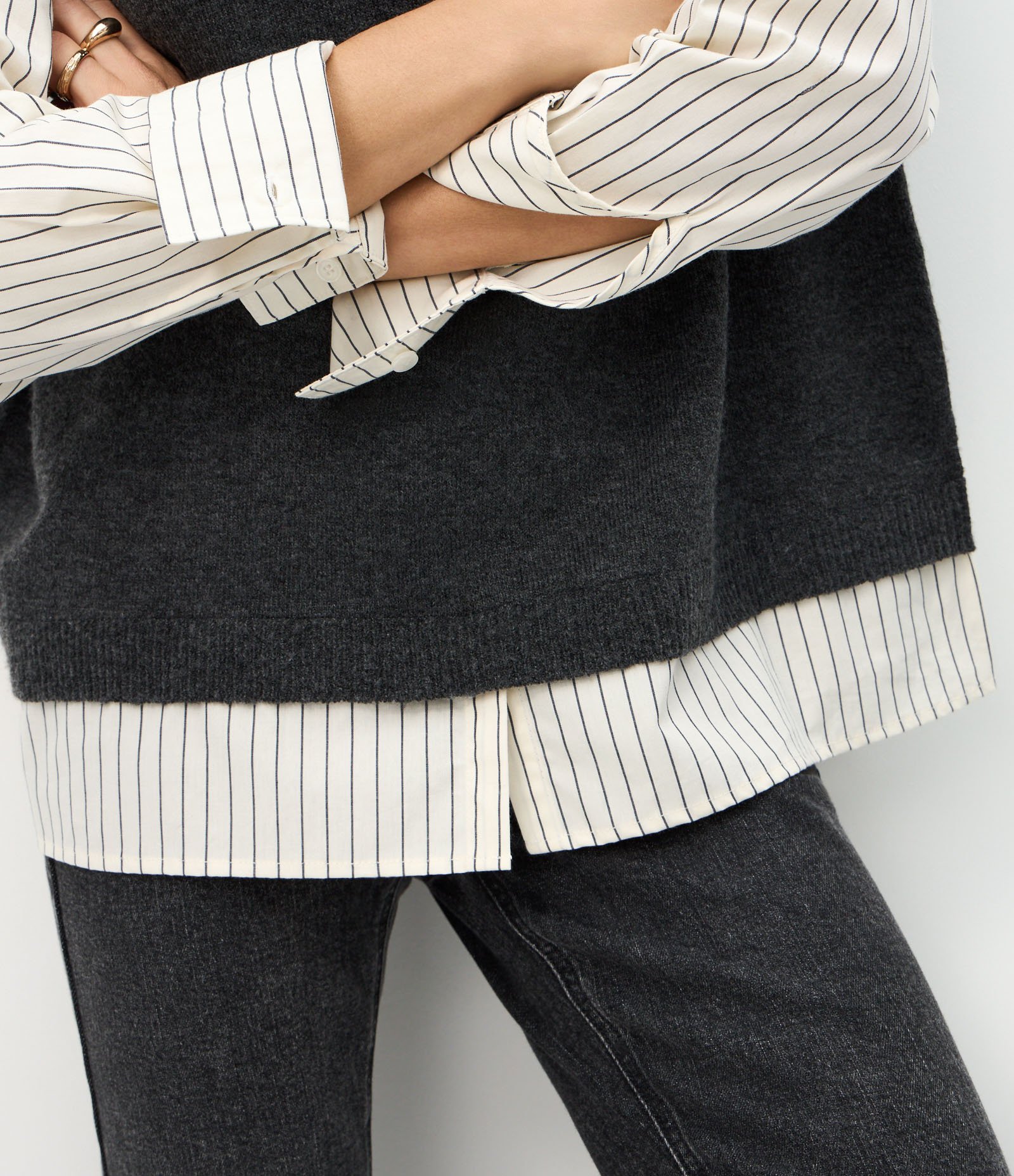 Camisa Alongada com Colete em Tricô Sobreposto Cinza/Off White 4