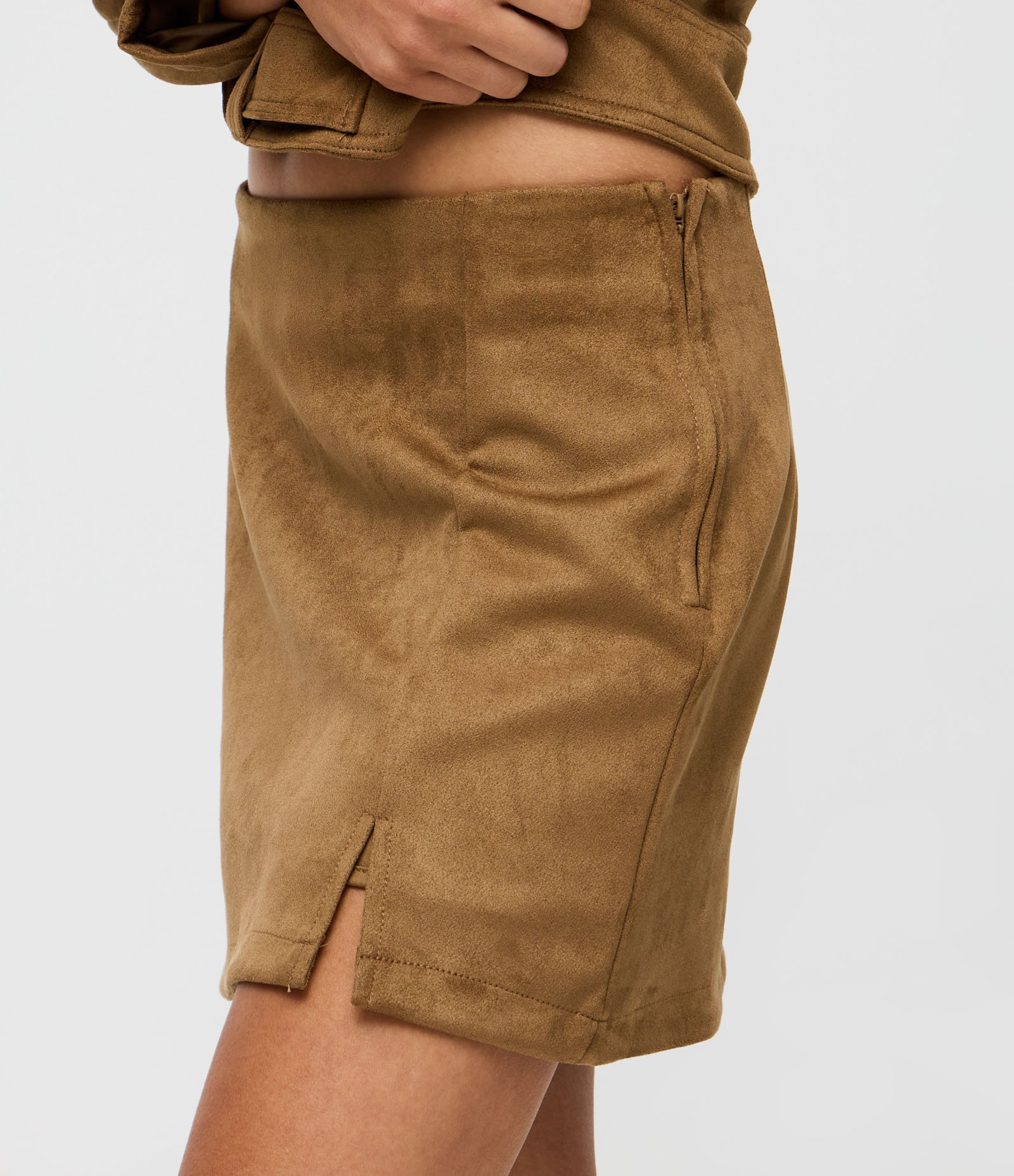 Short Saia Curto em Suede com Fendinha Caramelo 2