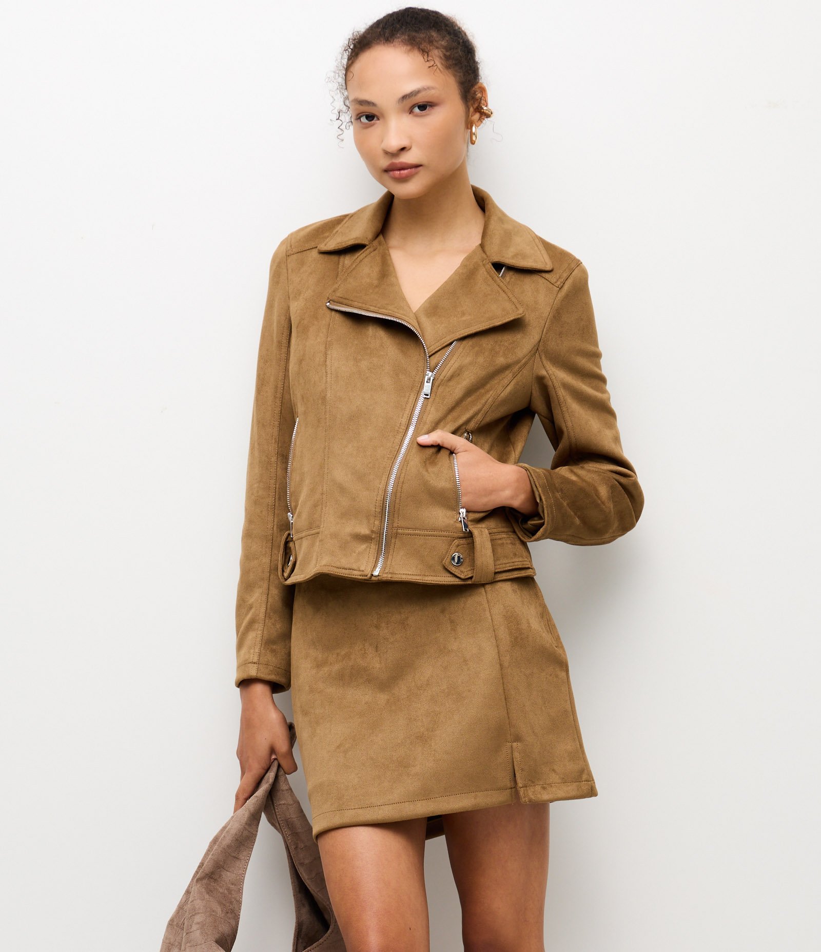 Short Saia Curto em Suede com Fendinha Caramelo 3