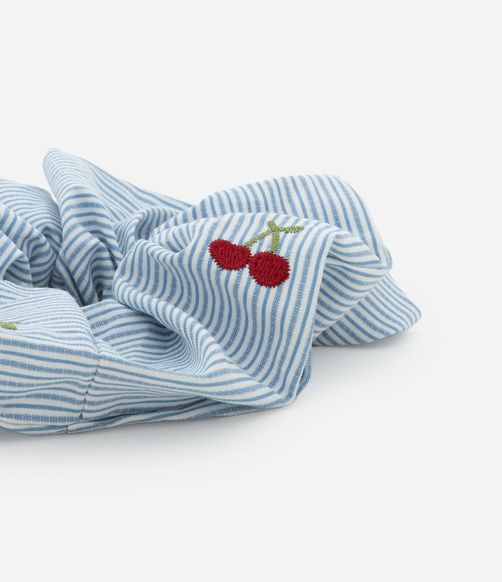 Scrunchie com Listras e Bordado de Cereja Azul 2
