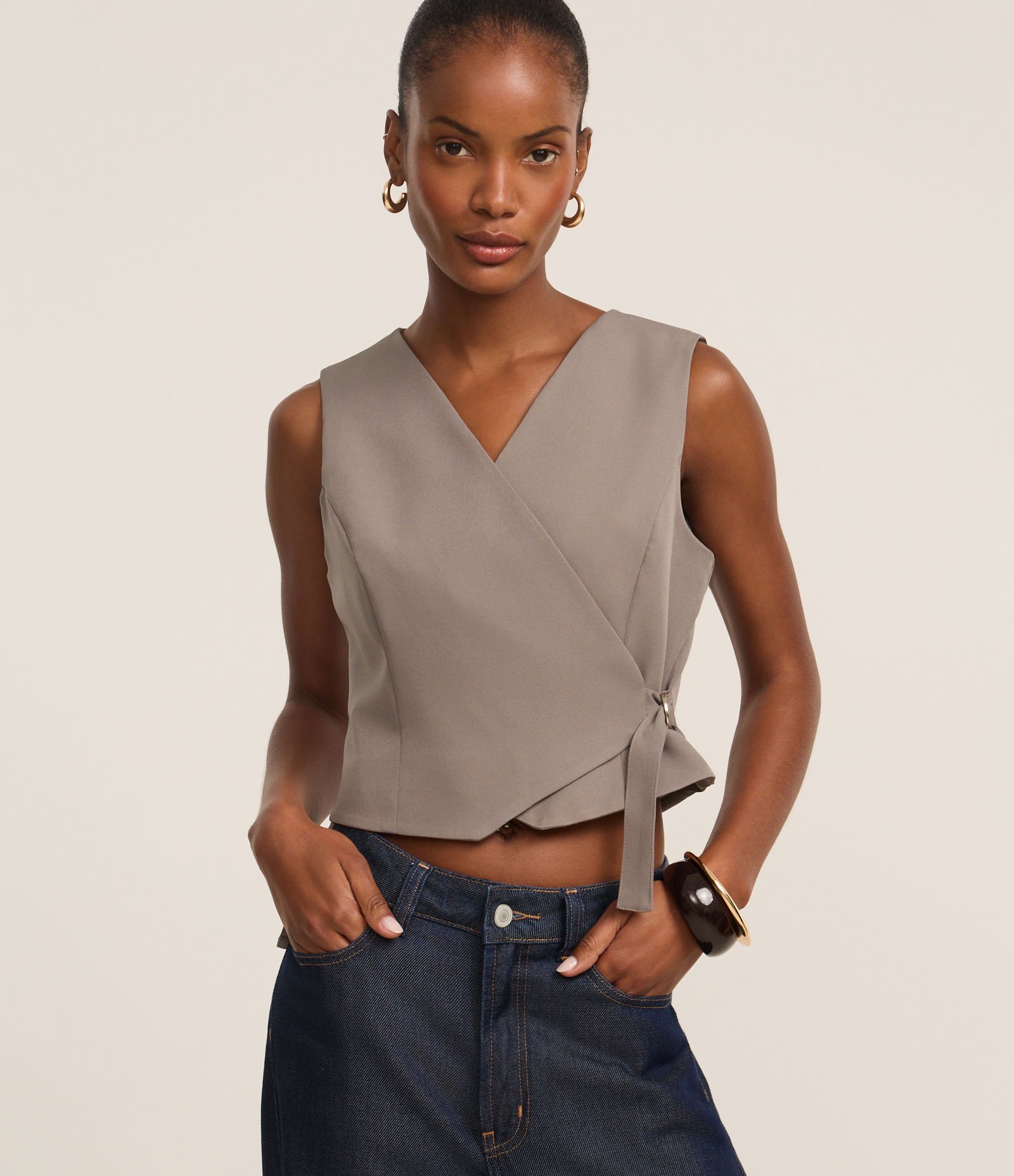 Colete Alfaiataria Cintura e Cinto Cinza 1