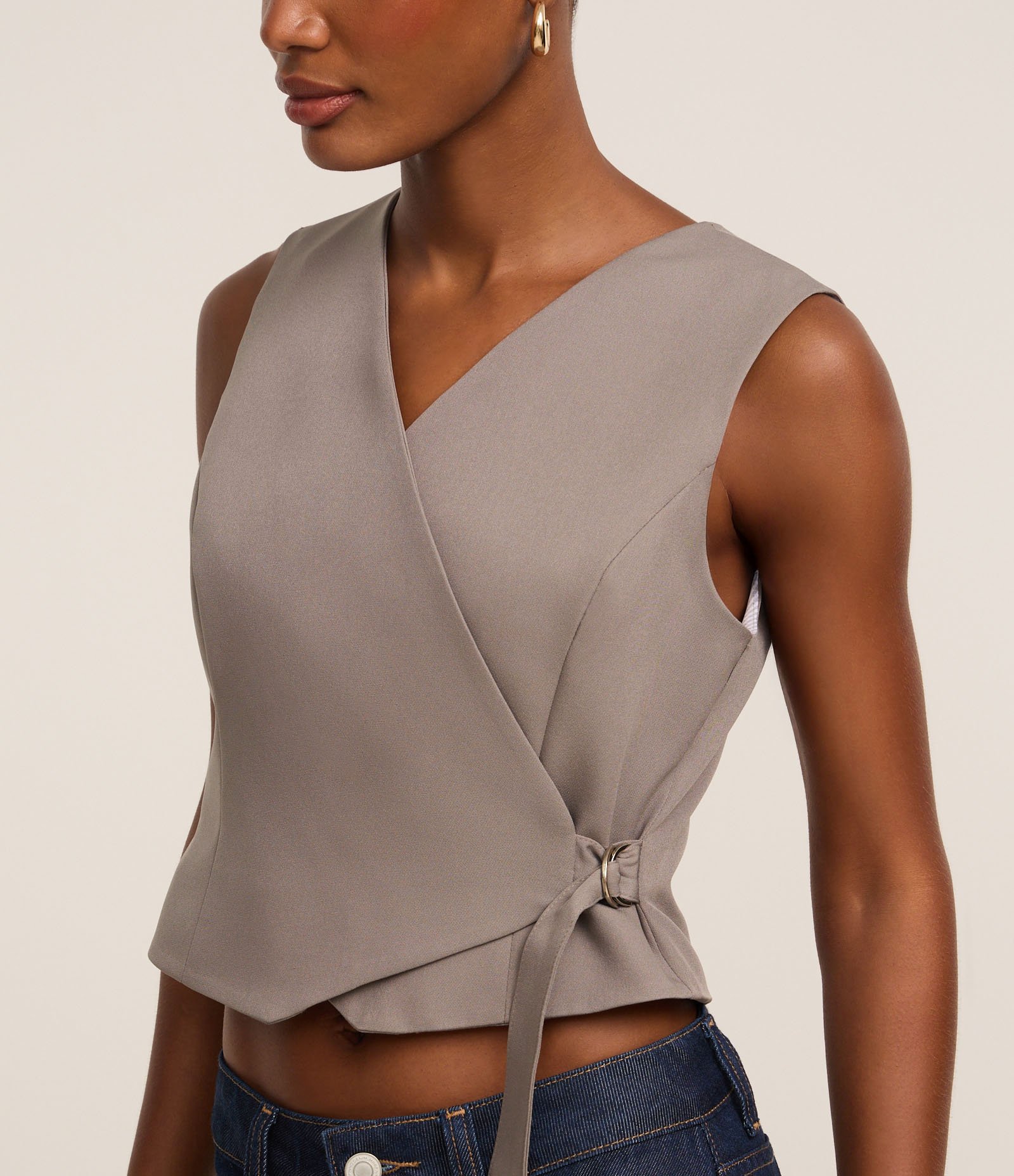 Colete Alfaiataria Cintura e Cinto Cinza 4