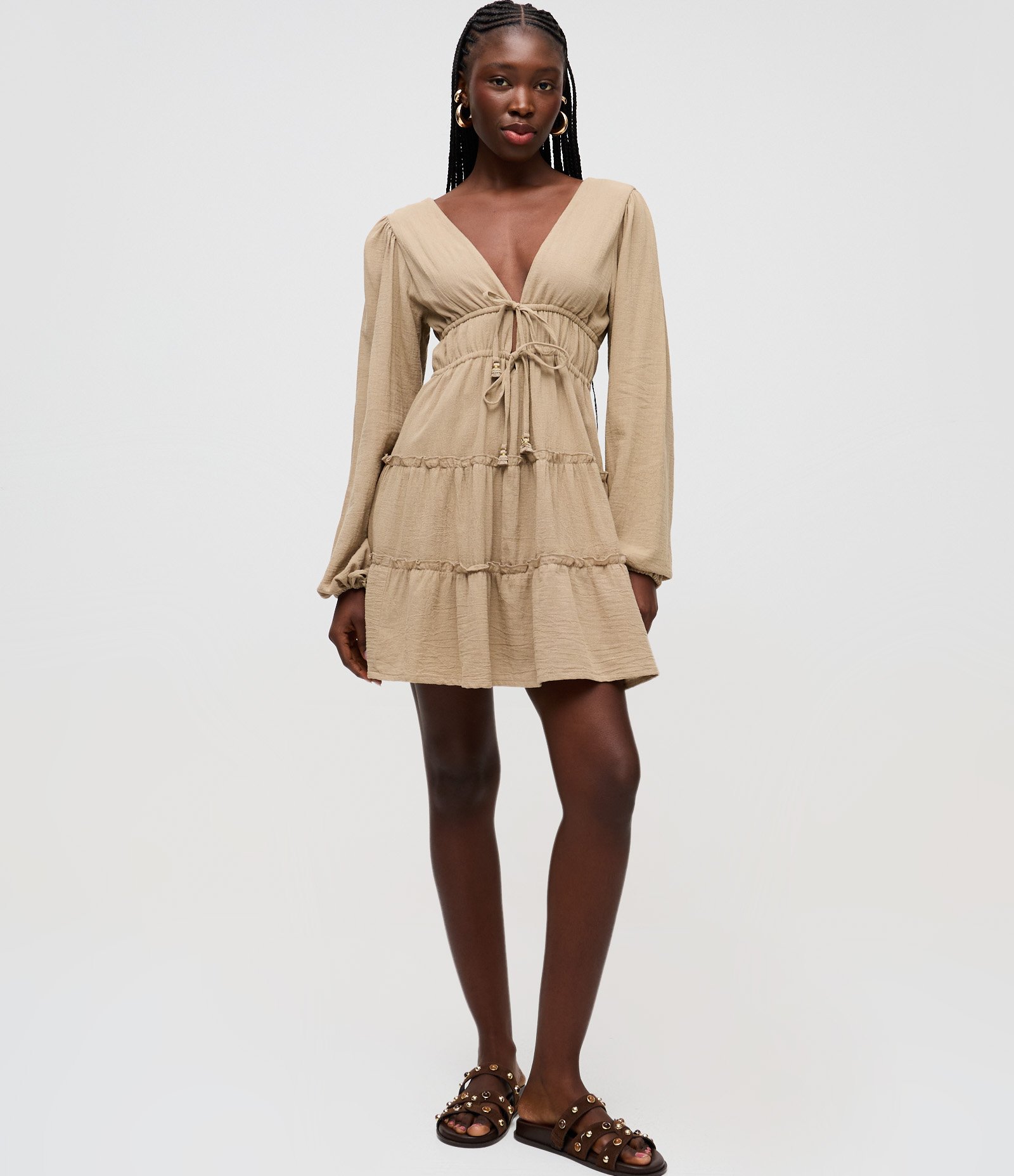 Vestido Curto em Laise com Decote V e Saia em Marias Bege Taupe 2