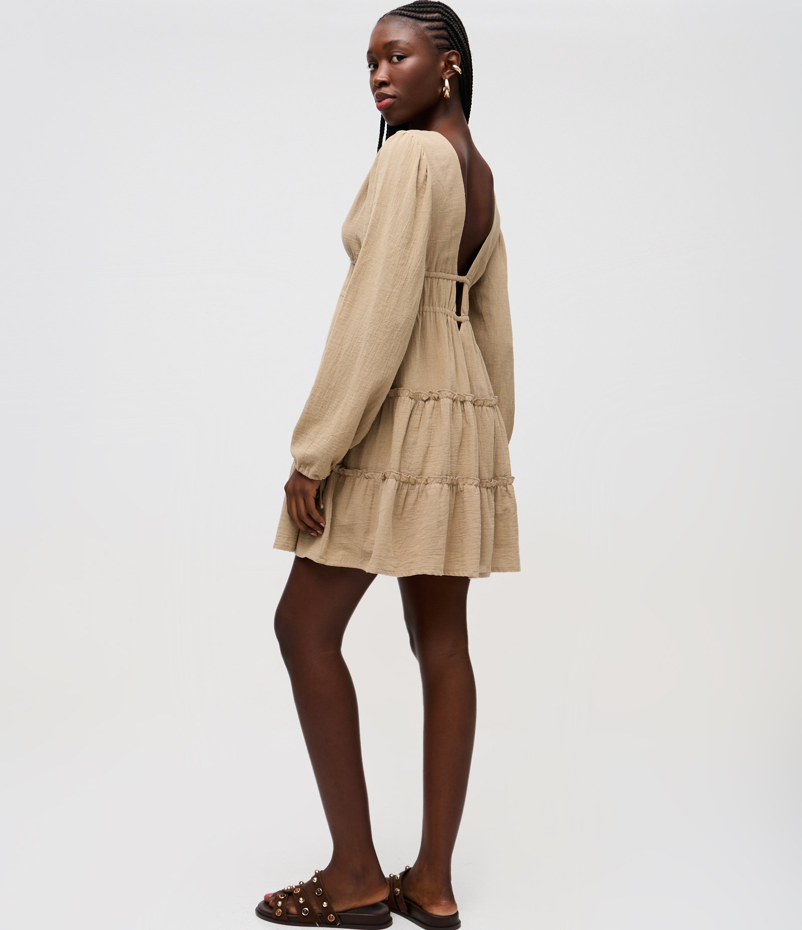 Vestido Curto em Laise com Decote V e Saia em Marias Bege Taupe 3