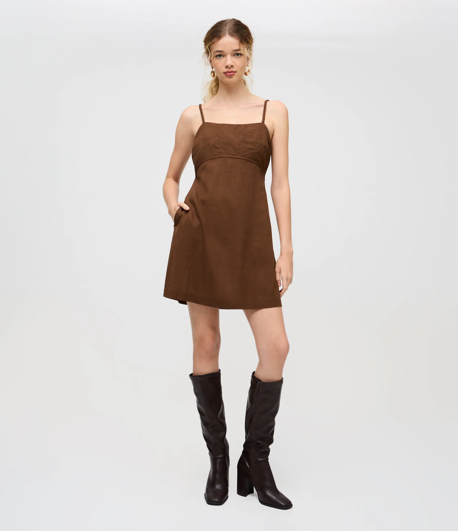 Vestido Curto de Alcinha Trançada com Detalhe no Busto Marrom 1