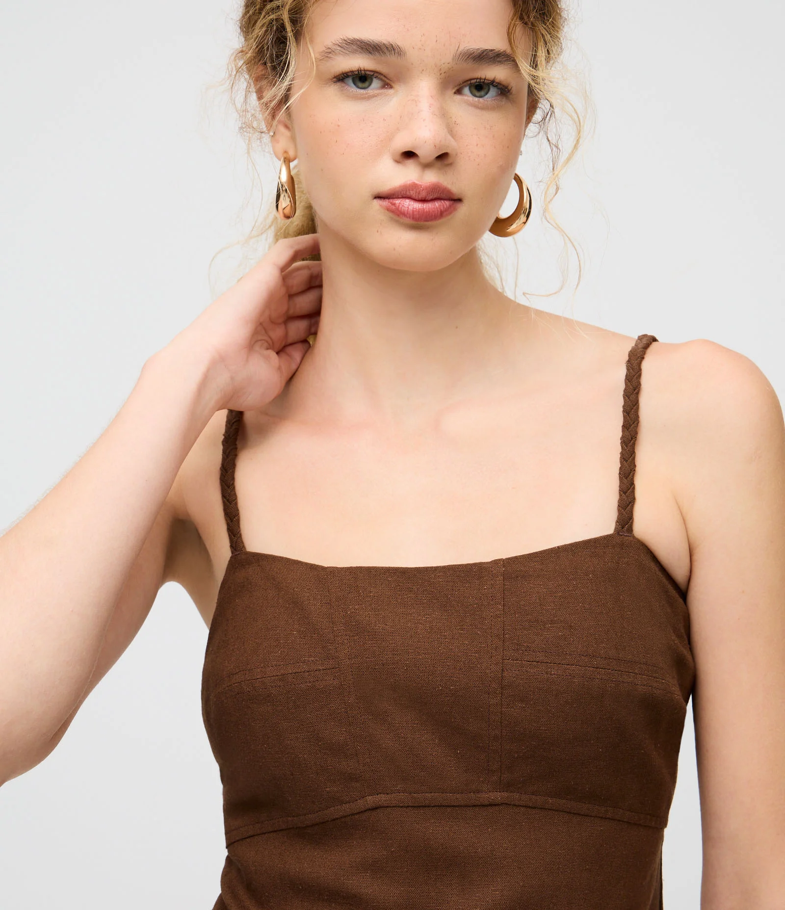 Vestido Curto de Alcinha Trançada com Detalhe no Busto Marrom 2