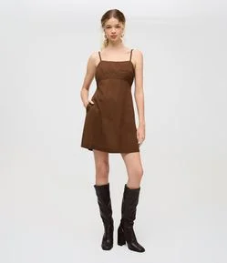 Vestido Curto de Alcinha Trançada com Detalhe no Busto
