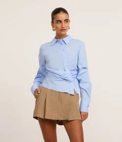 Camisa em Tricoline com Fechamento Frontal Assimétrico e Pregas