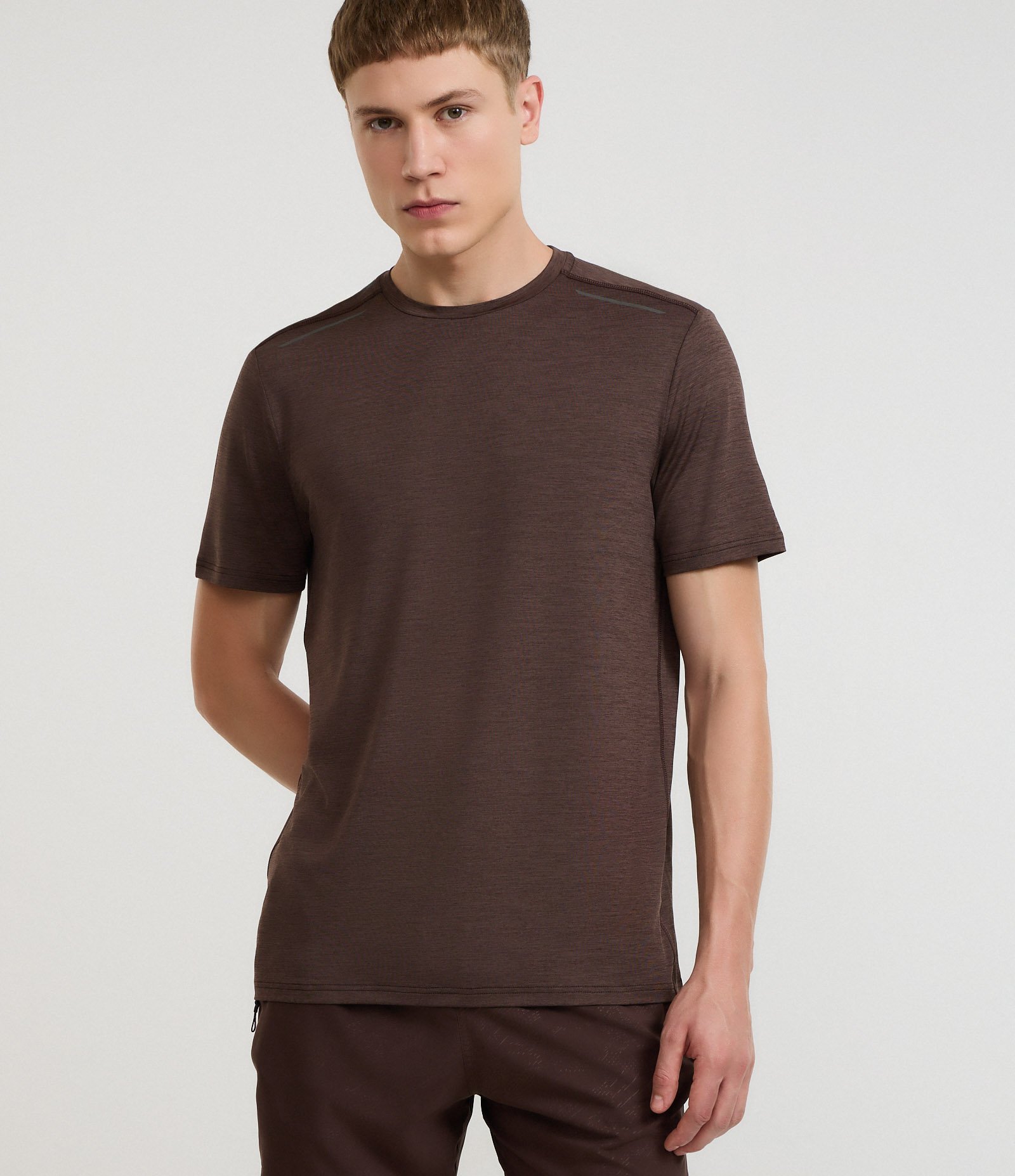 Camiseta Esportiva com Tecnologia Dry e Detalhes Refletivos Marrom 1