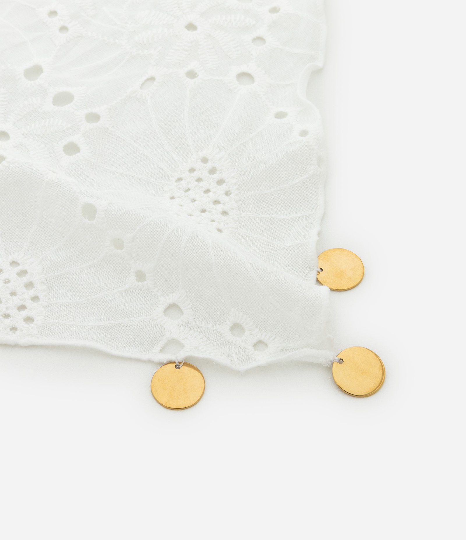 Lenço Triangular em com Medalinhas Branco 2