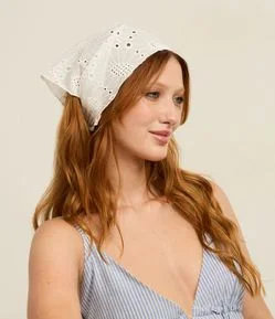 Lenço Triangular em com Medalinhas