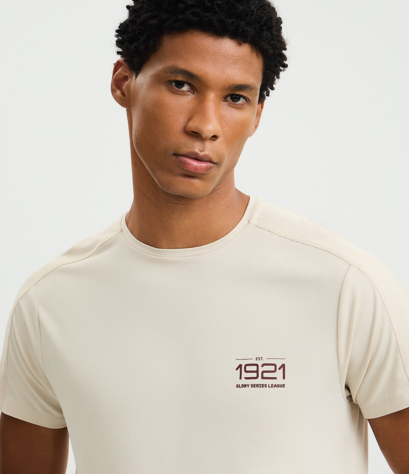 Camiseta em Tecnologia Dry com Estampa Lettering 1921 e Textura no Ombro Amarelo 3