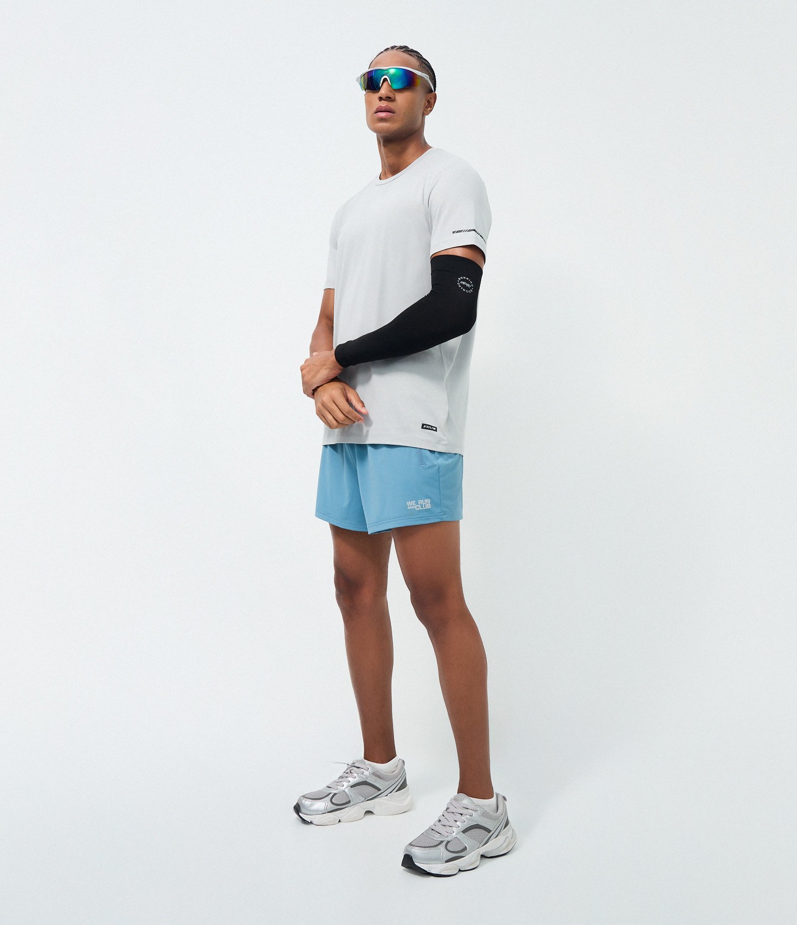 Camiseta Regular Esportiva em Tecnologia Dry com Etiqueta na Barra Cinza Claro 2